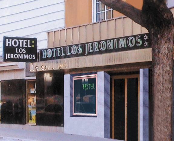 Hotel Los Jerónimos Y Terraza Monasterio