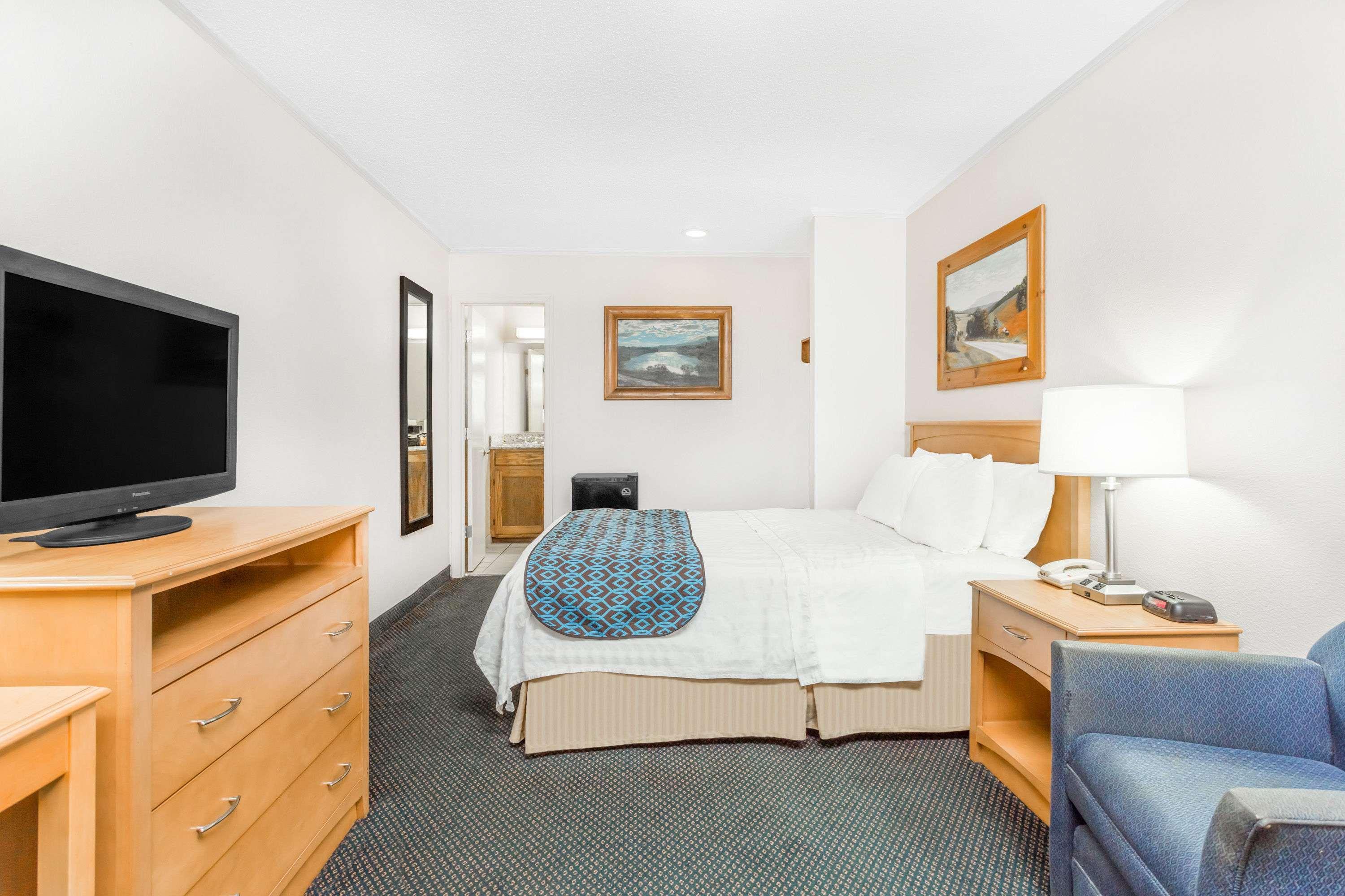 Days Inn by Wyndham West Jefferson — photo 3