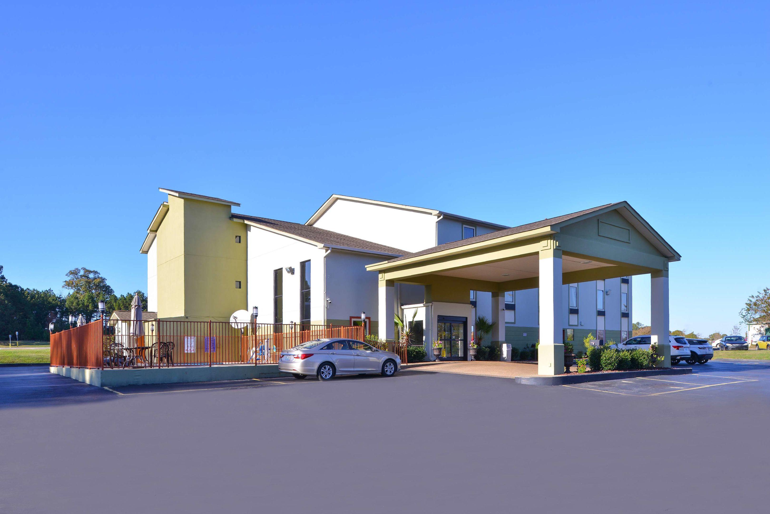 Americas Best Value Inn & Suites Clinton/Jackson — photo 4