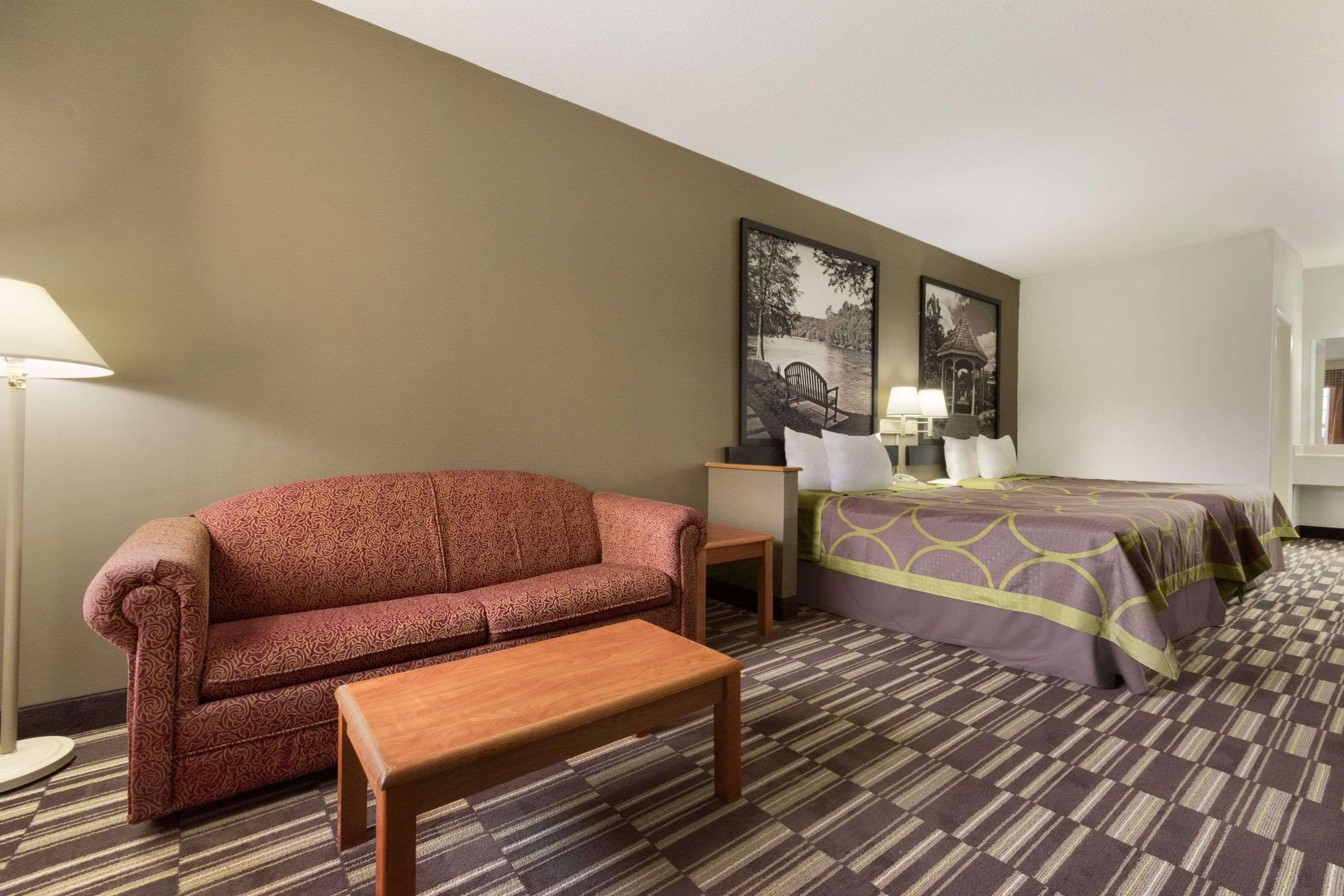 Super 8 by Wyndham Chatsworth/Dalton — photo 4