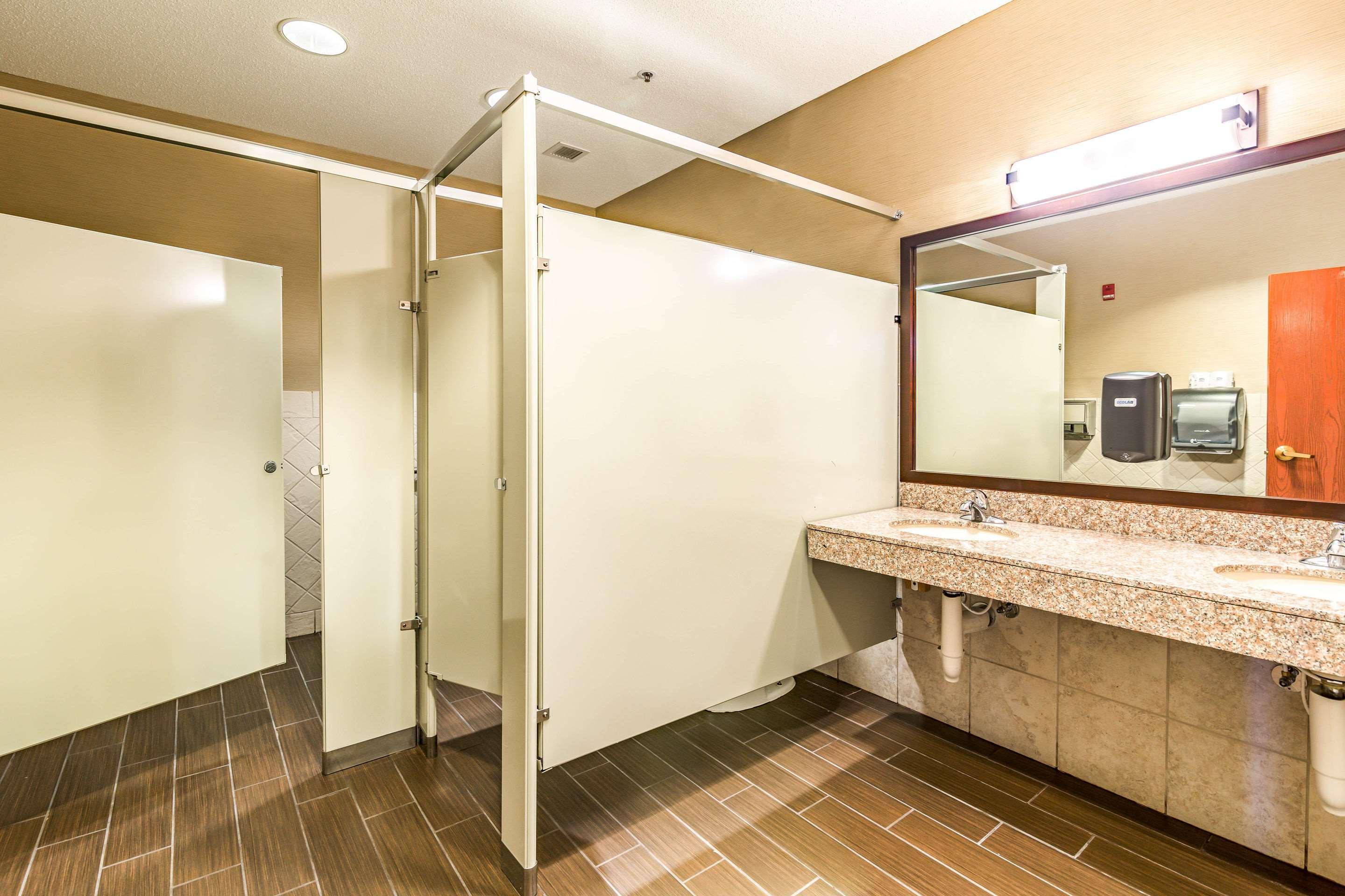 Comfort Inn & Suites — photo 4