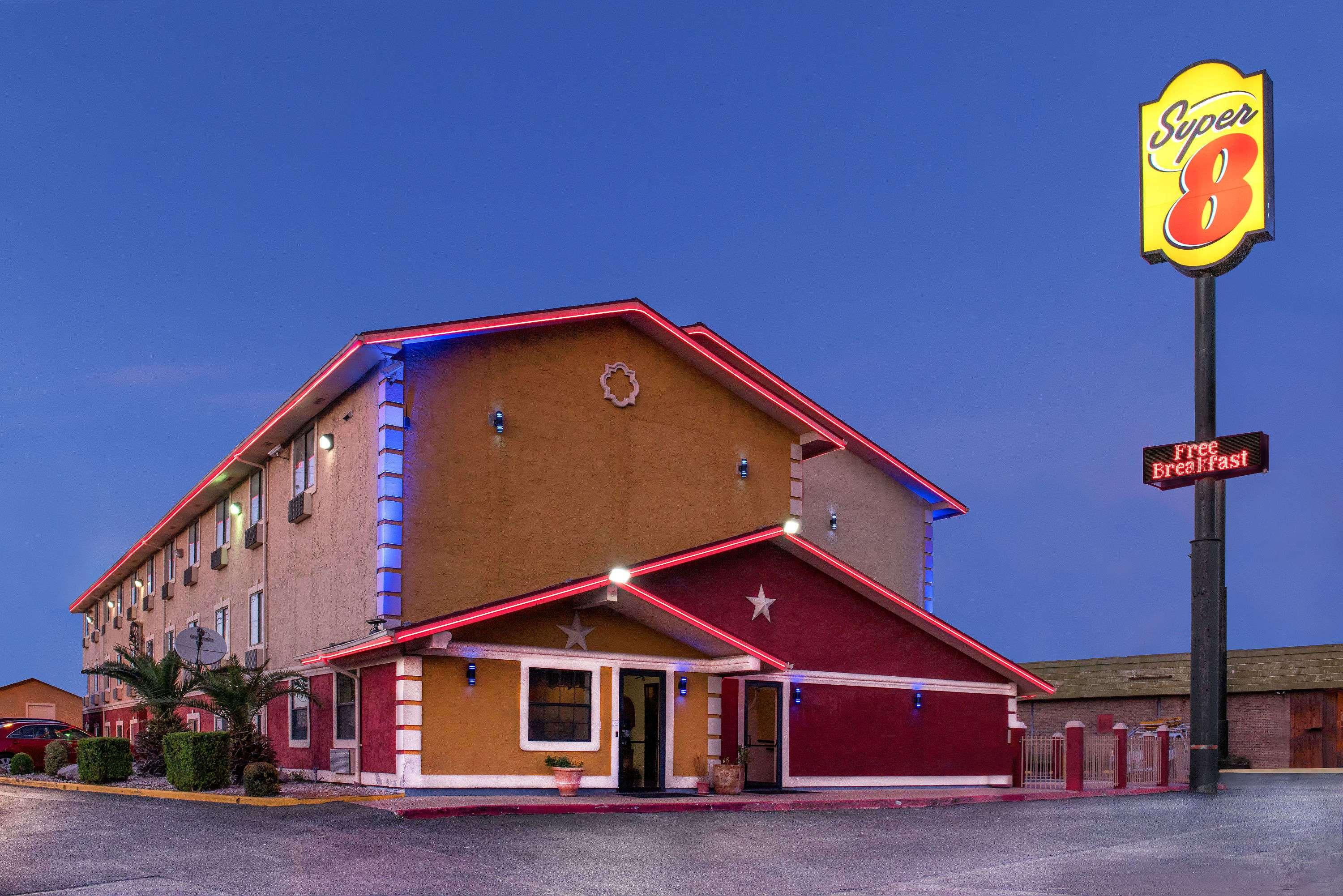 Super 8 by Wyndham San Antonio/I-35 North — photo 4