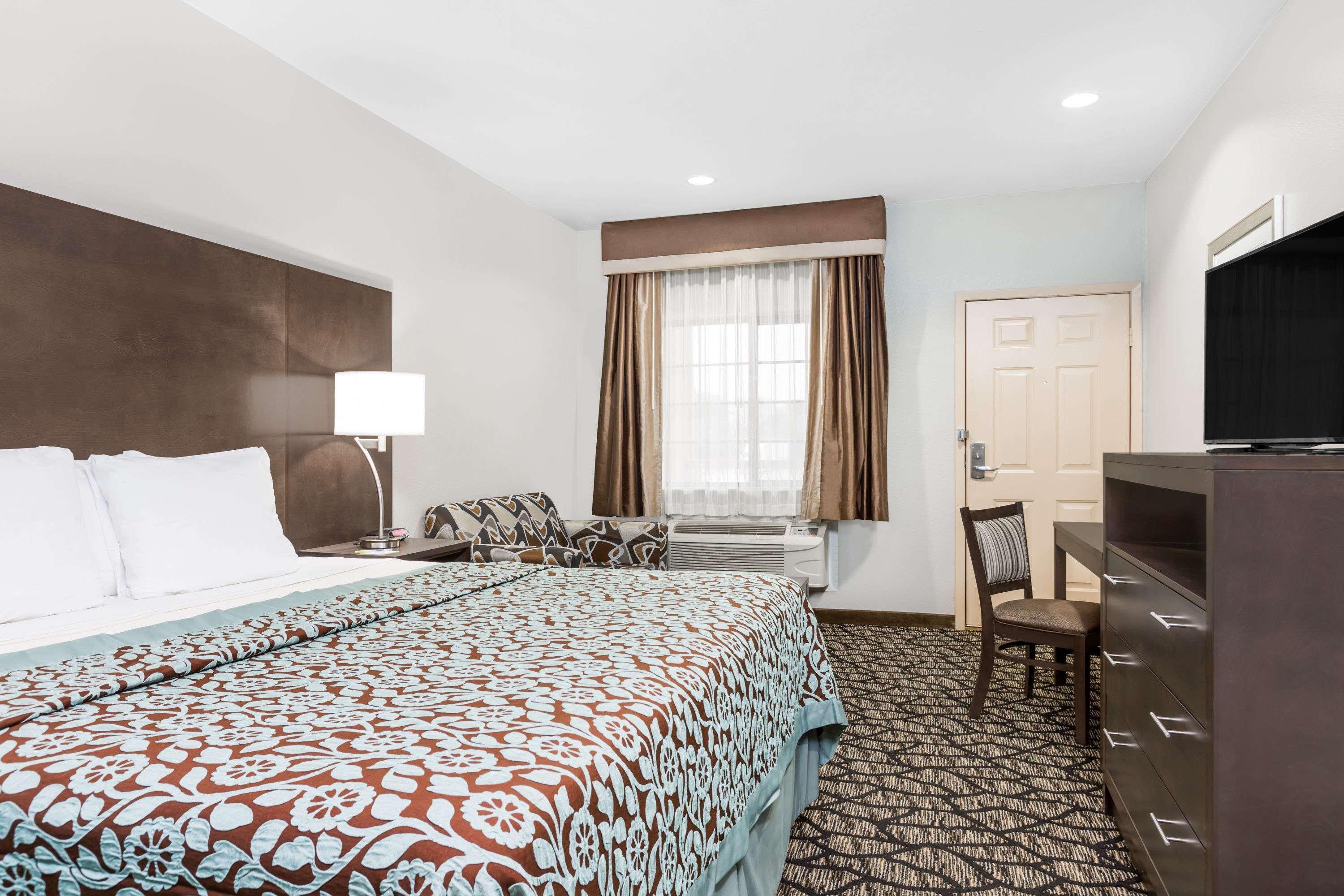 Days Inn & Suites Madisonville — photo 4