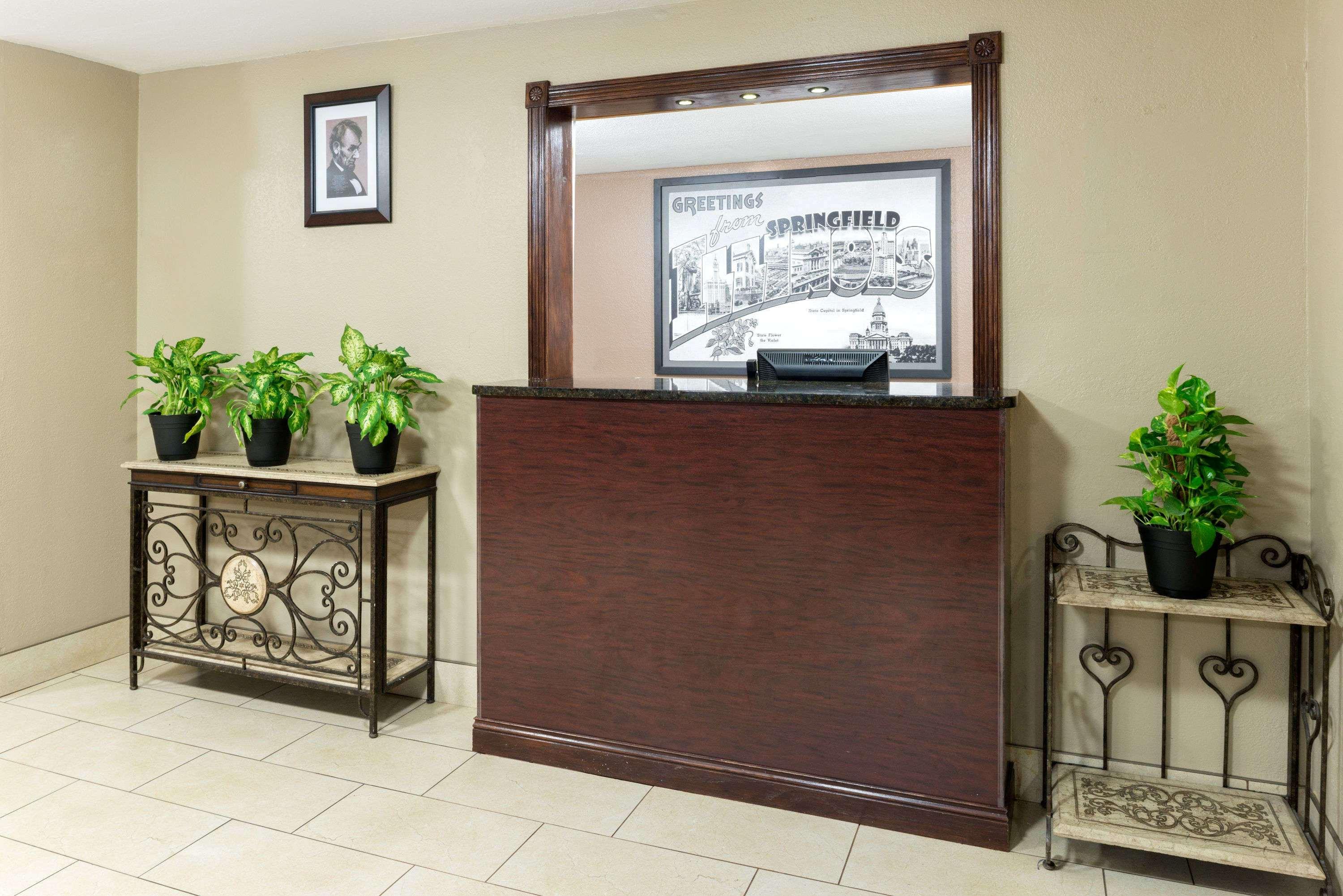 Super 8 by Wyndham Springfield East — photo 5