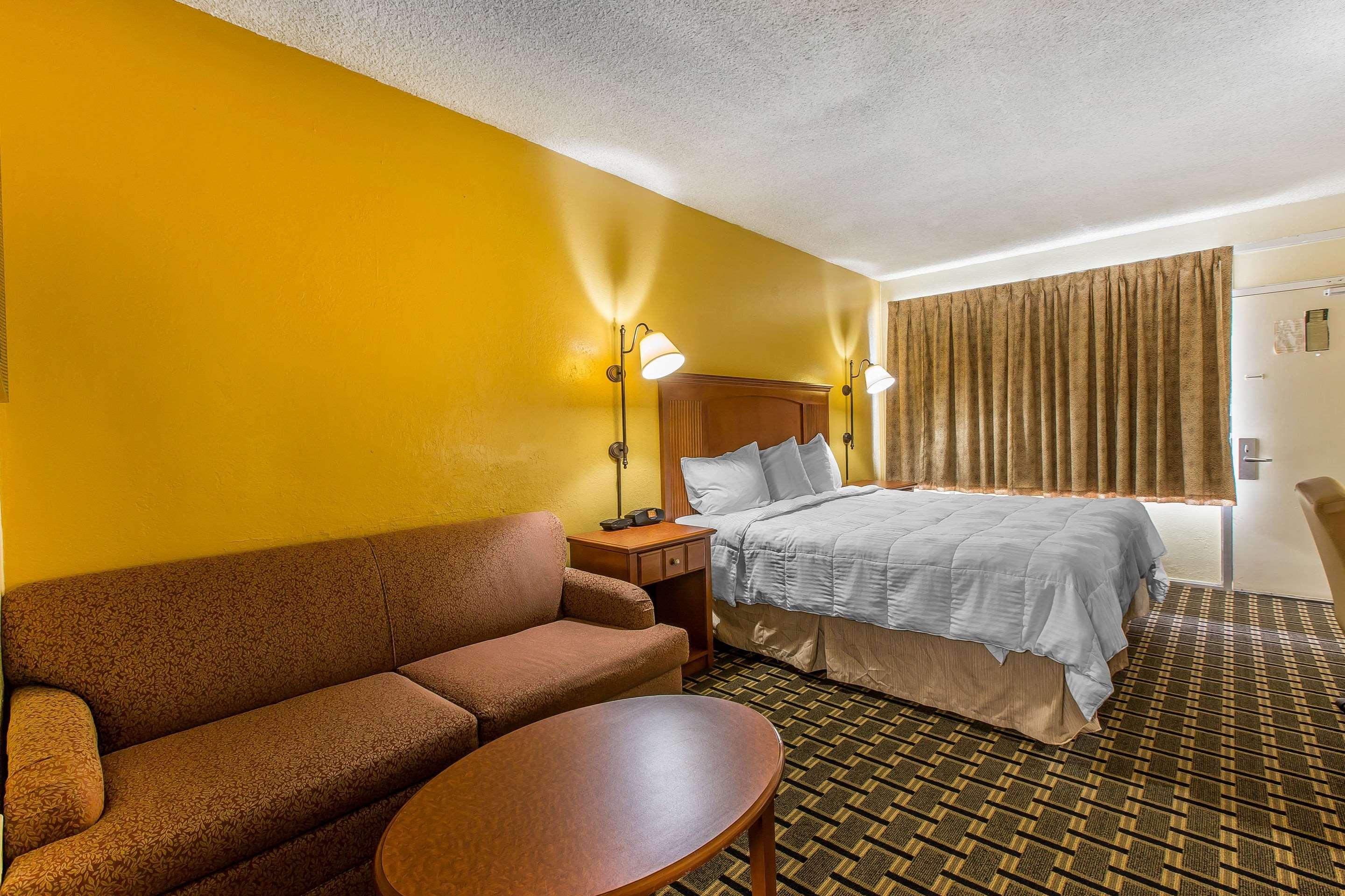 Econo Lodge Byron / Old Macon Rd — photo 5