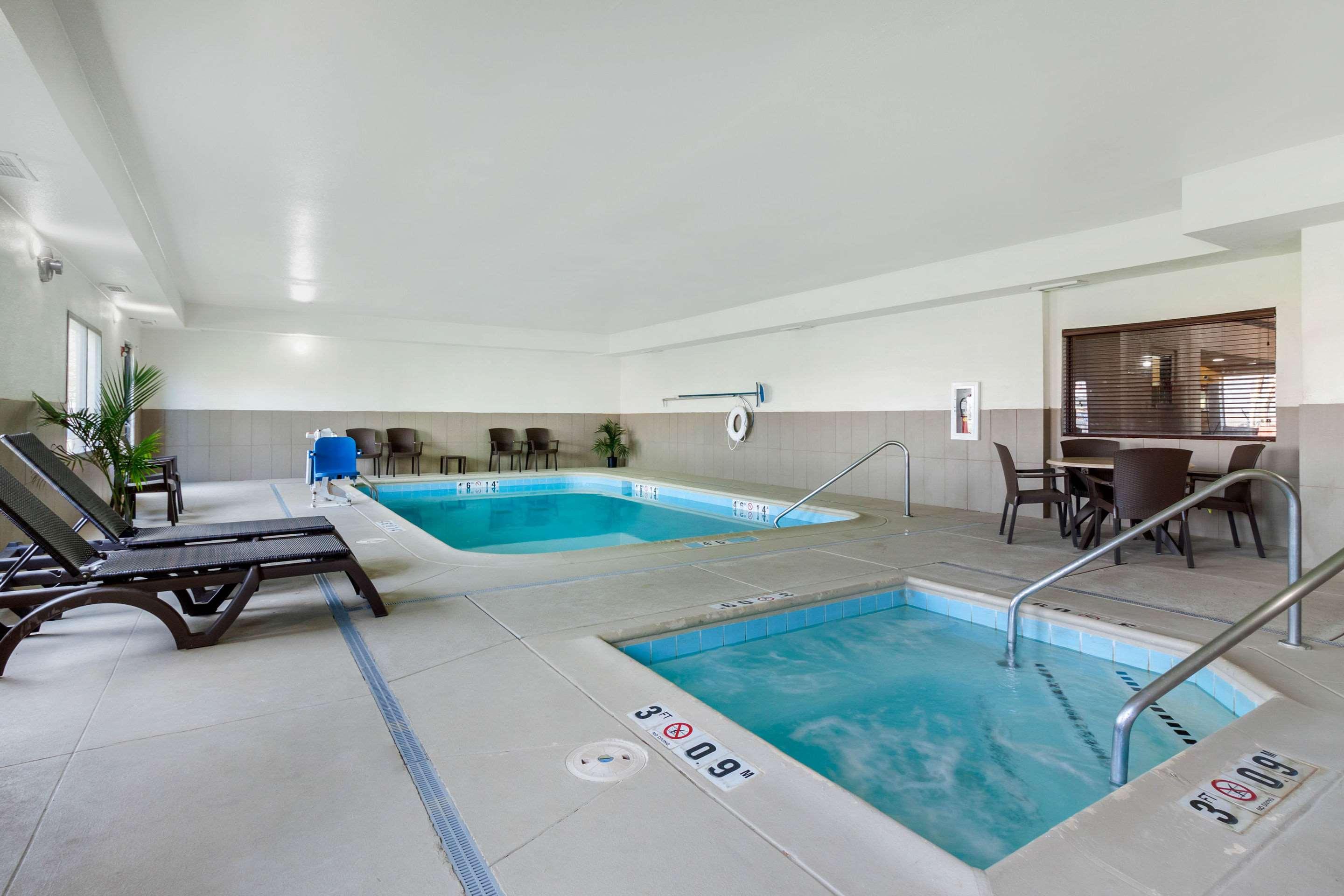 Comfort Suites — photo 5