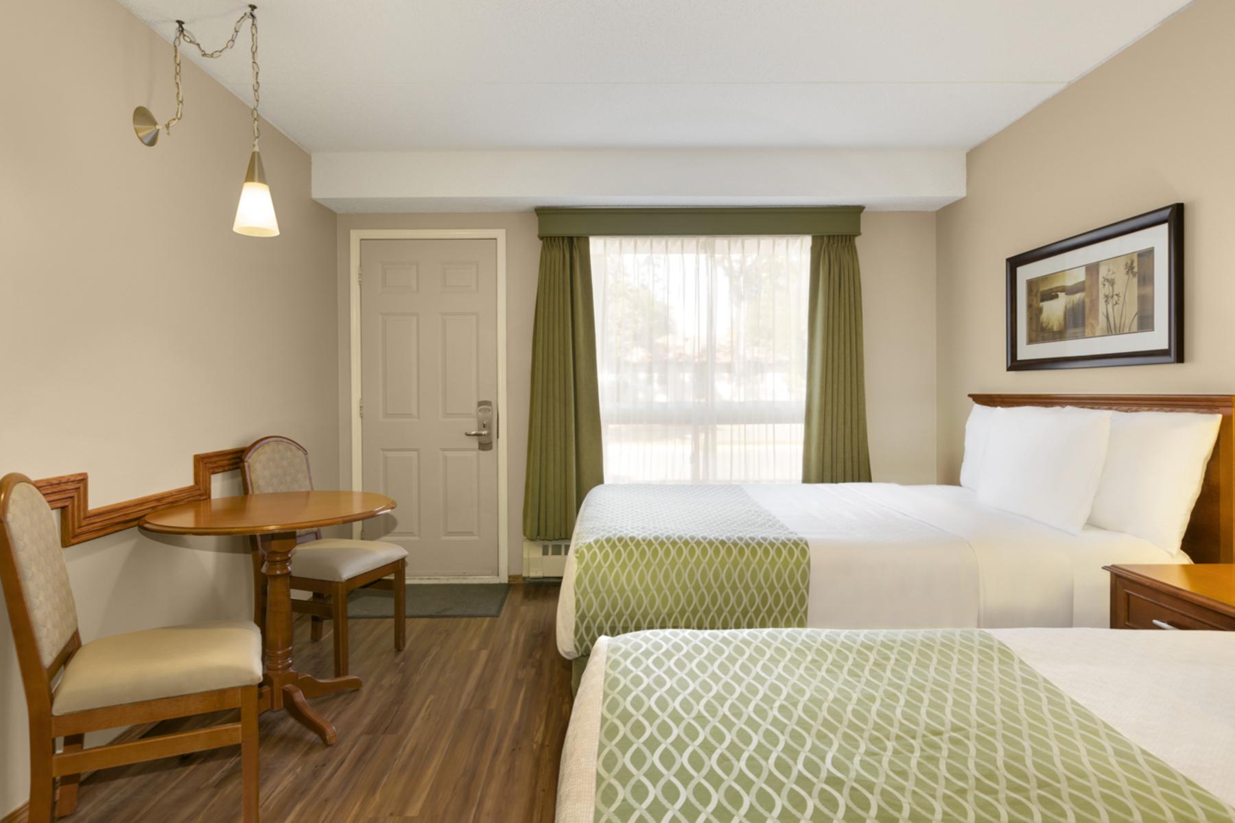 Colonial Square Inn And Suites — photo 5
