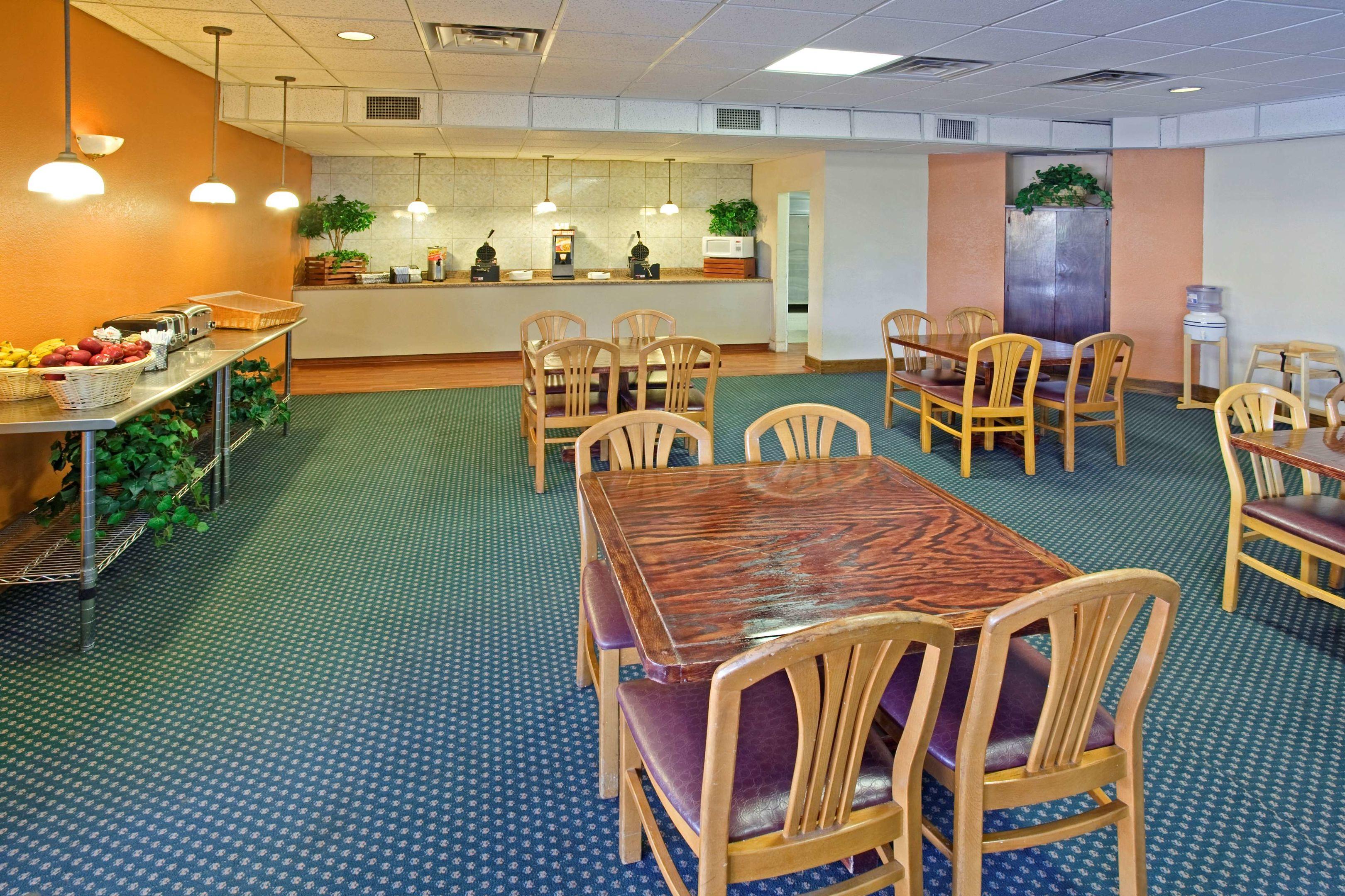 Americas Best Value Inn Laredo — photo 5