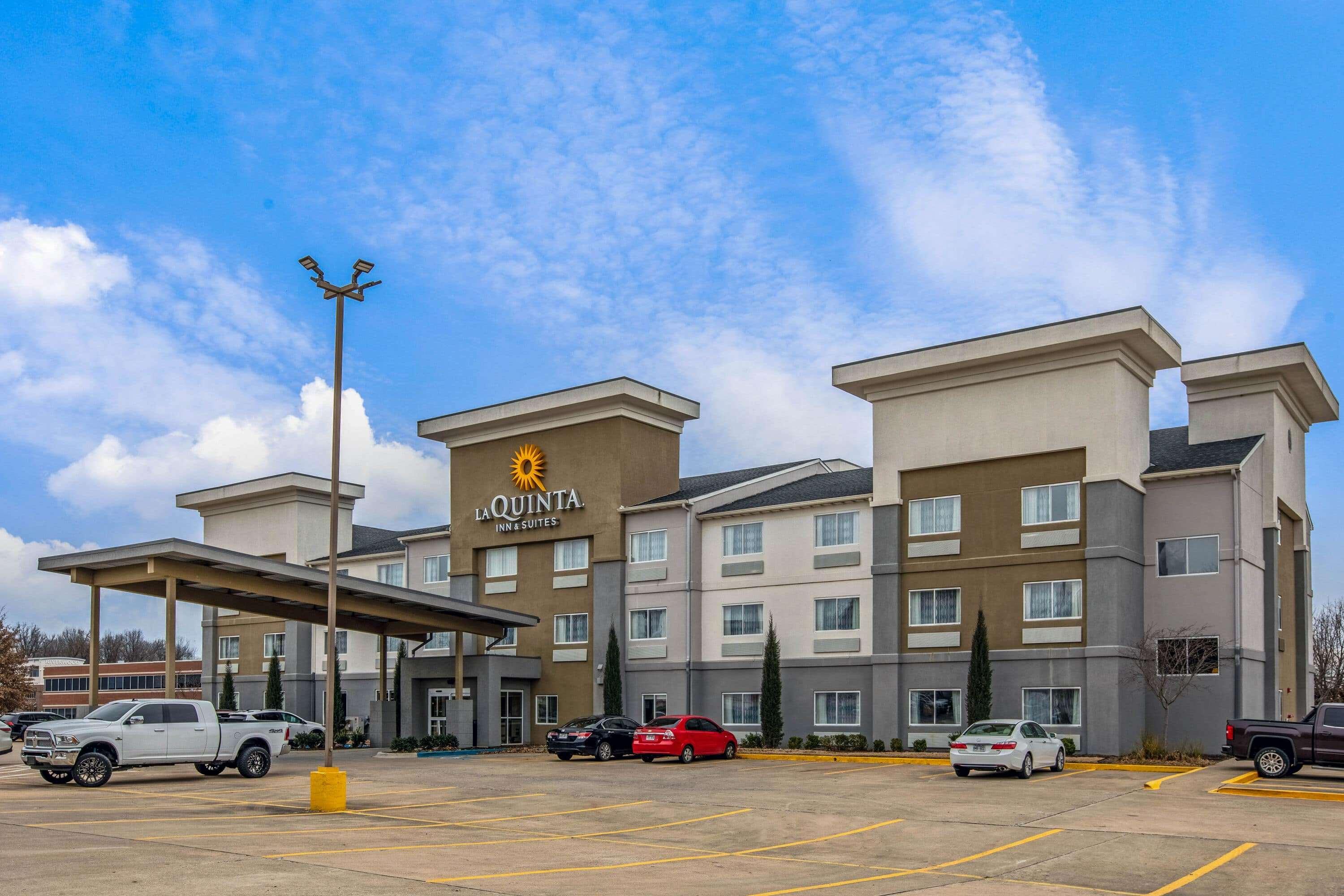 La Quinta Inn & Suites by Wyndham Fayetteville — photo 3