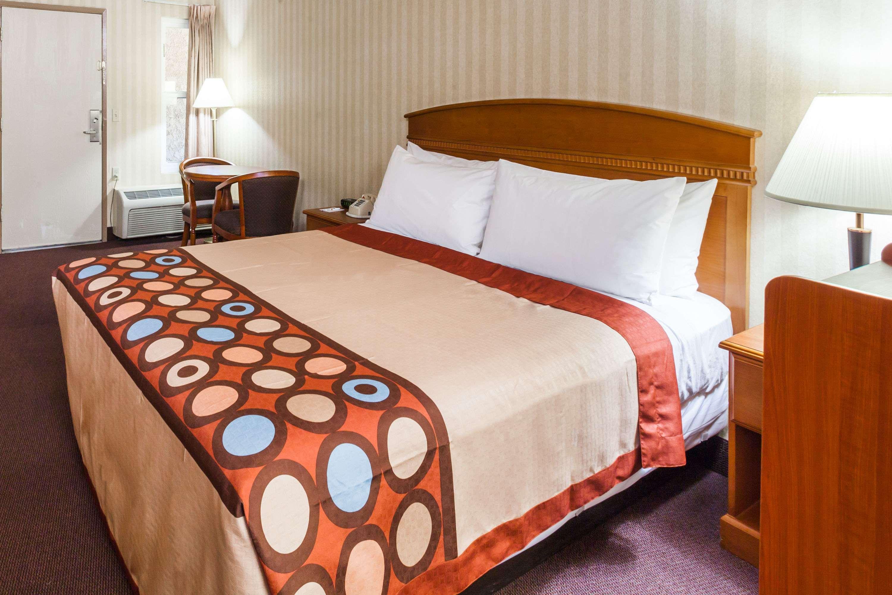 Super 8 by Wyndham Anaheim/Disneyland Drive — photo 4