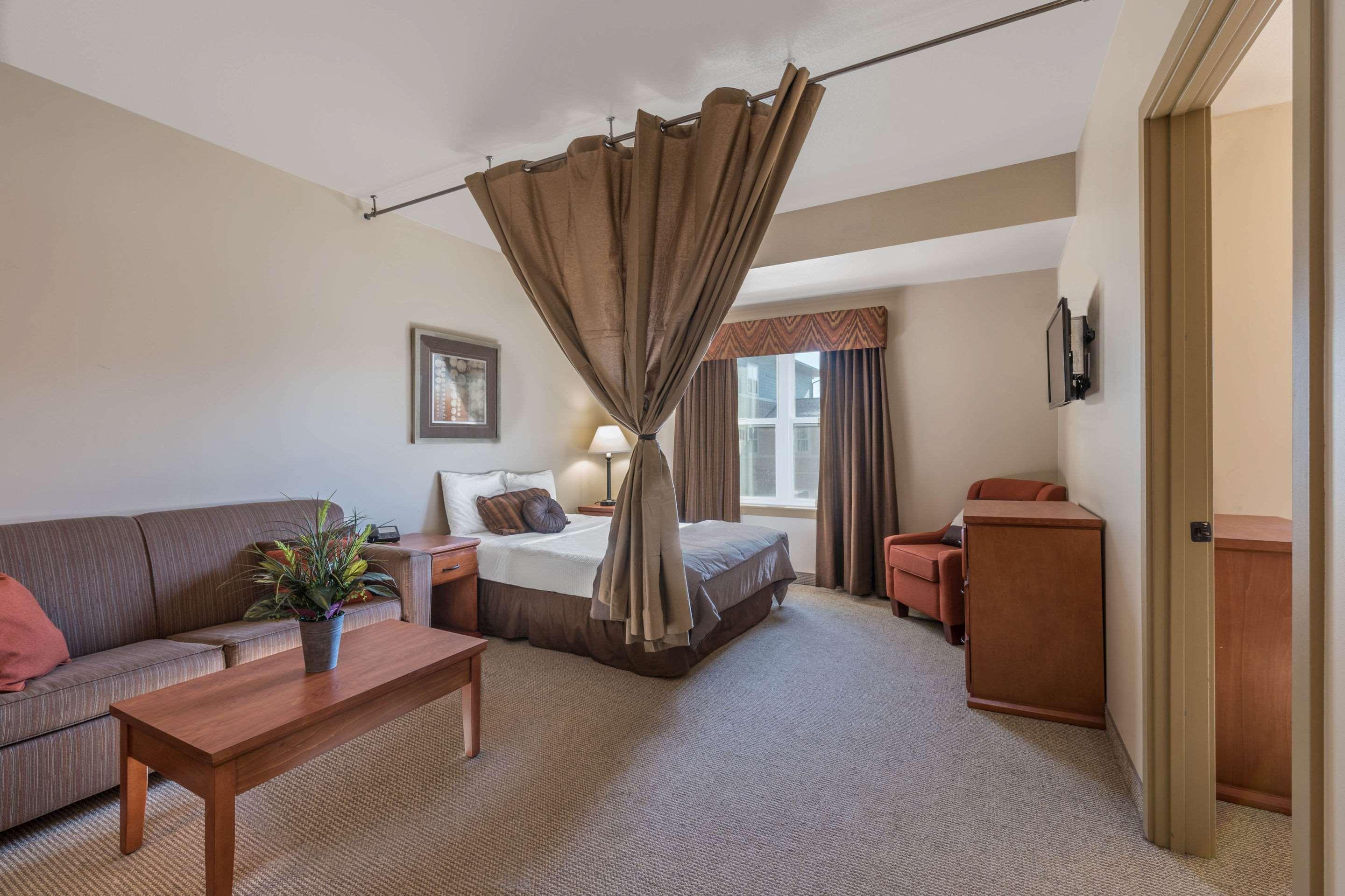 Clarion Hotel & Suites — photo 5