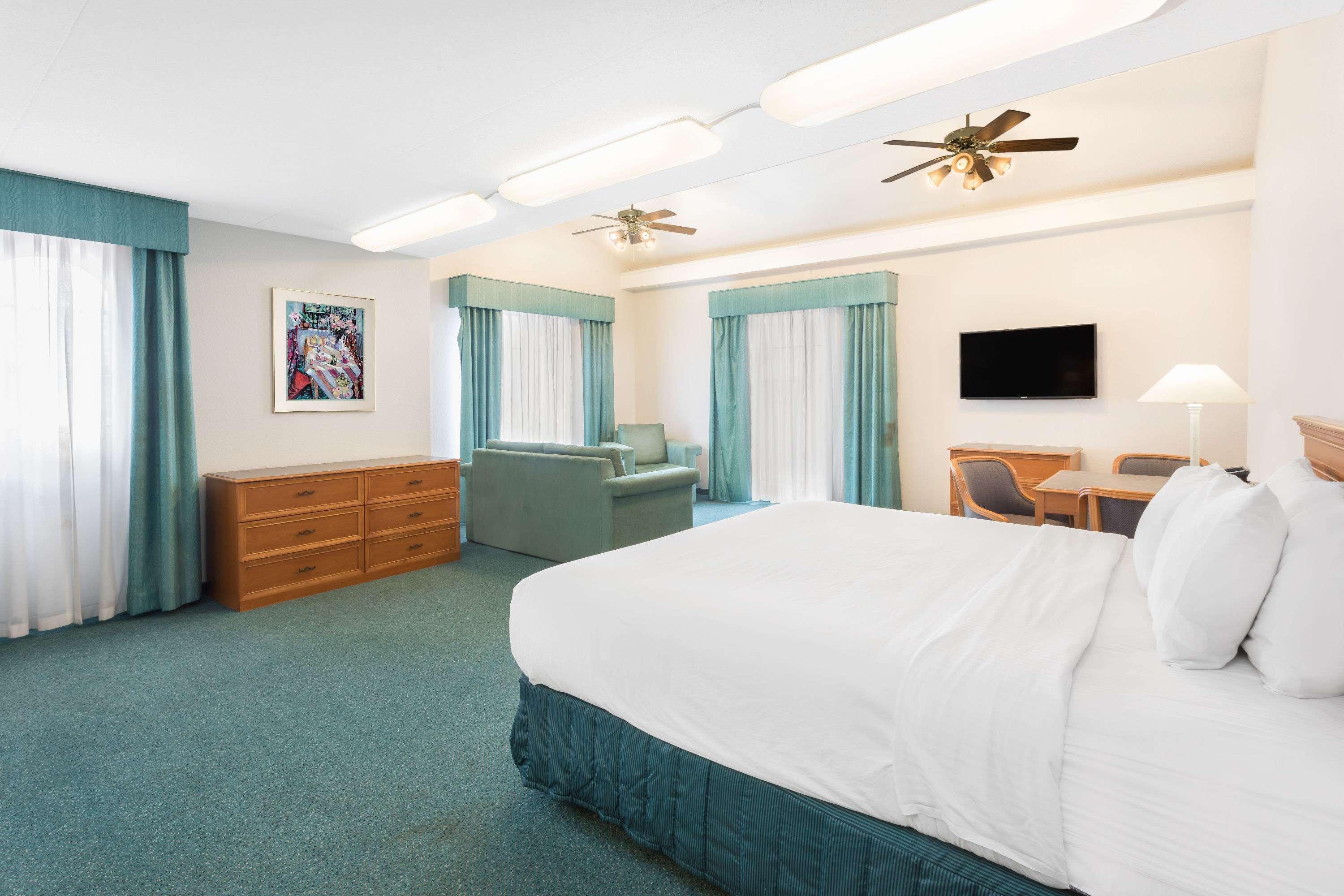 Days Inn & Suites Huntsville — photo 5