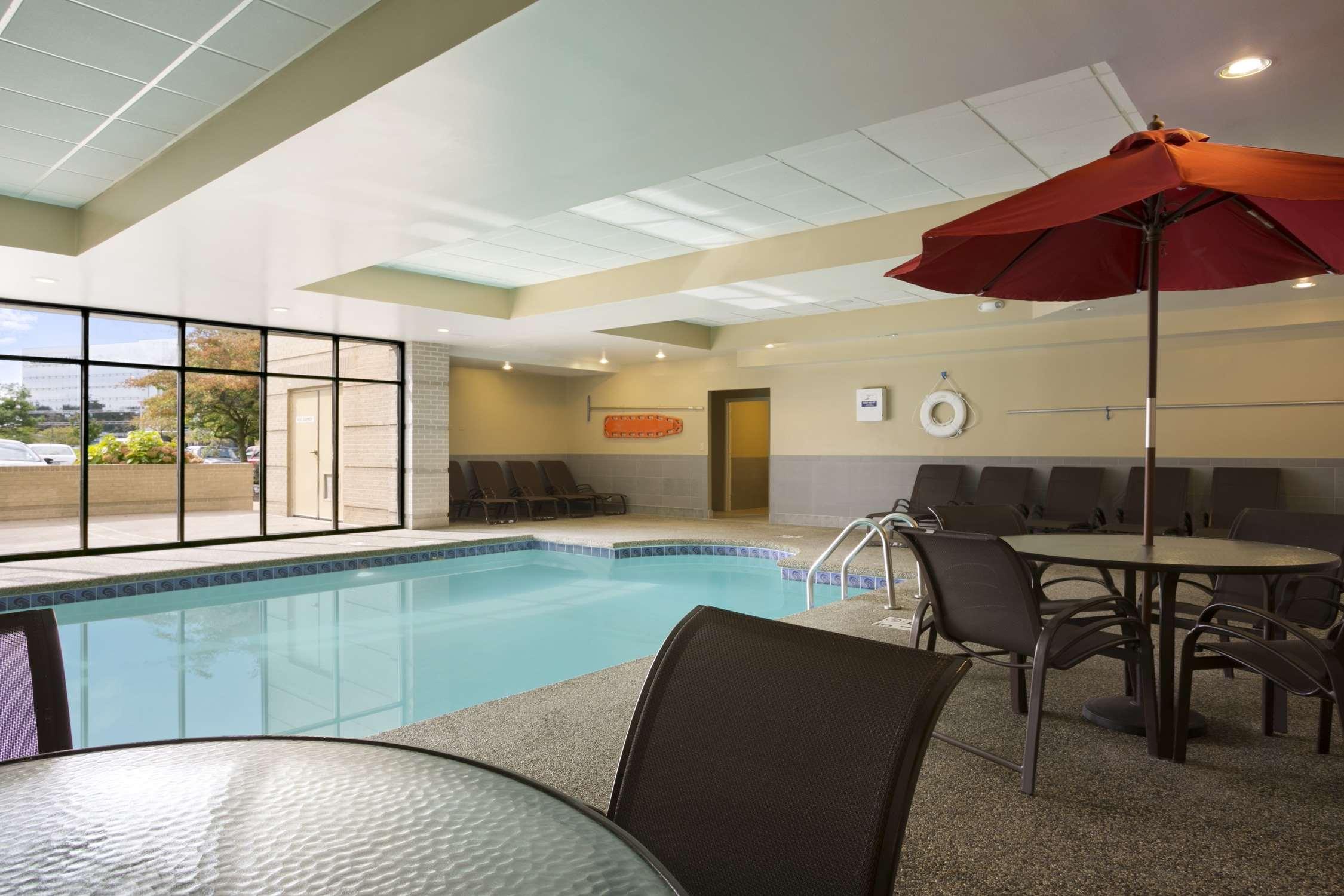 Embassy Suites Cleveland Beachwood — photo 3