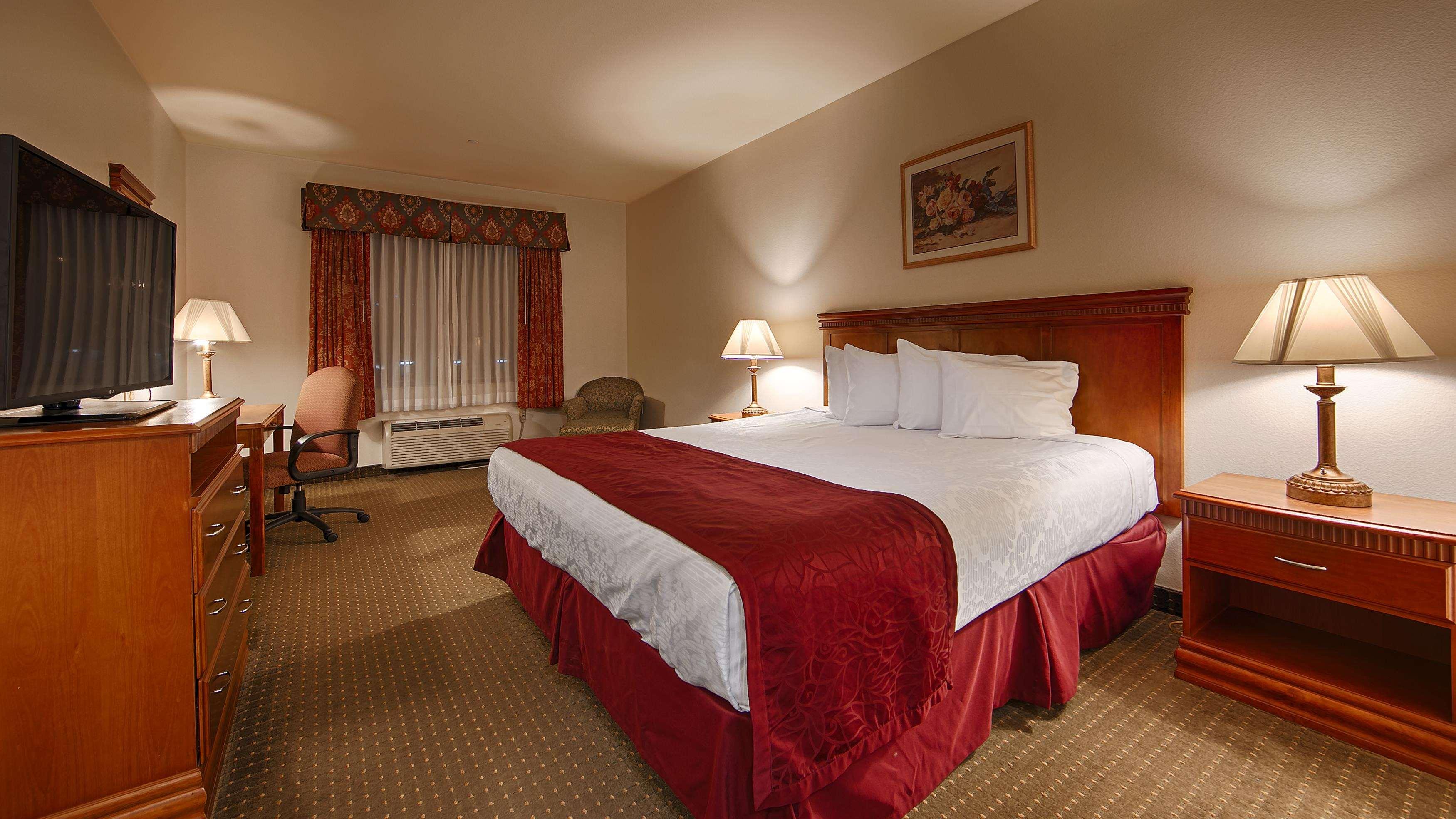 Best Western Plus Lake Elsinore Inn & Suites — photo 4