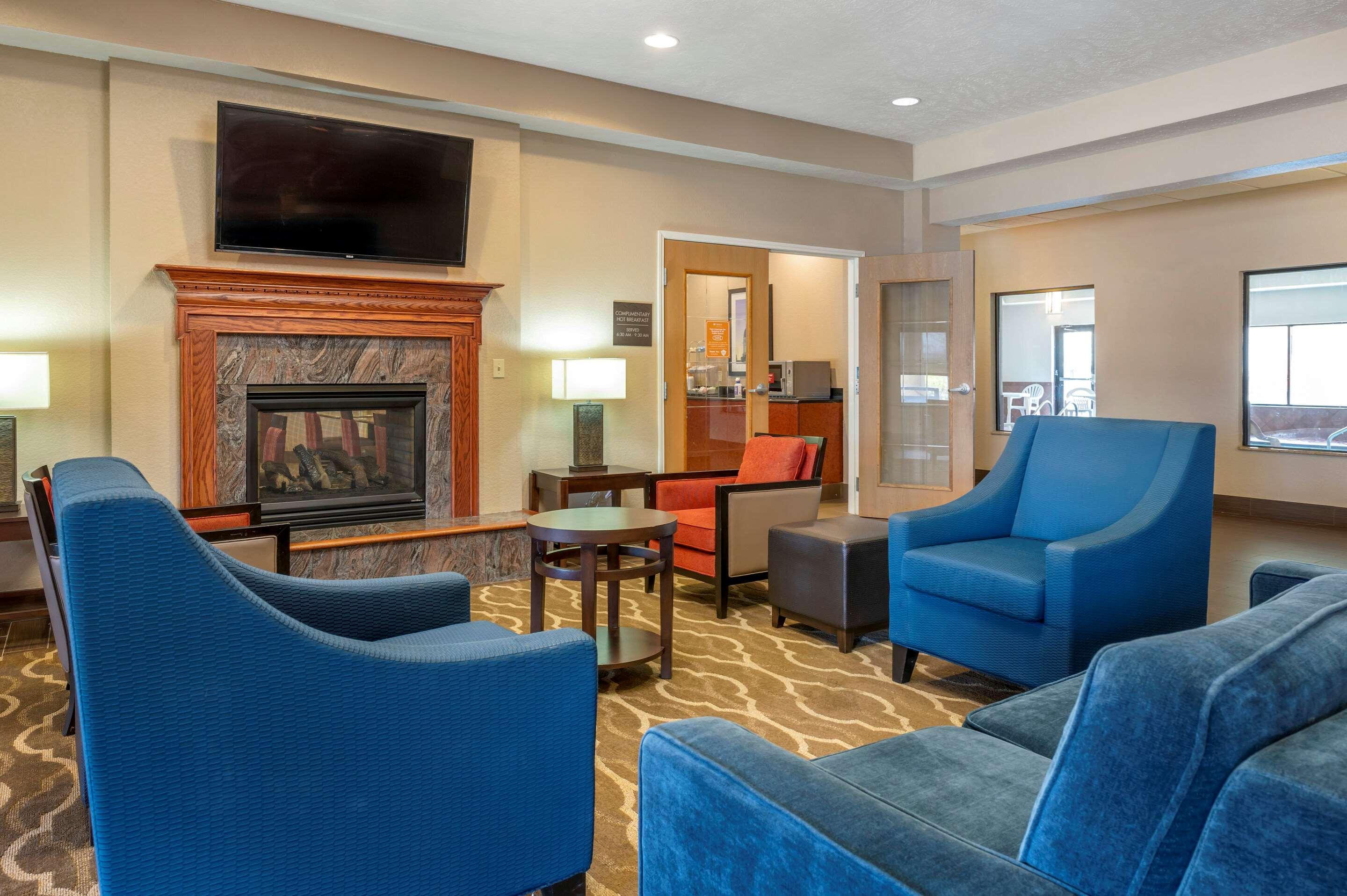Comfort Suites — photo 5