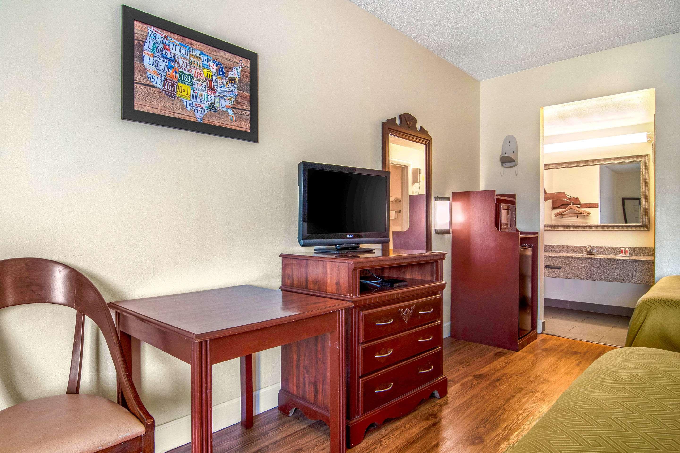 Econo Lodge Inn & Suites Fort Oglethorpe — photo 5
