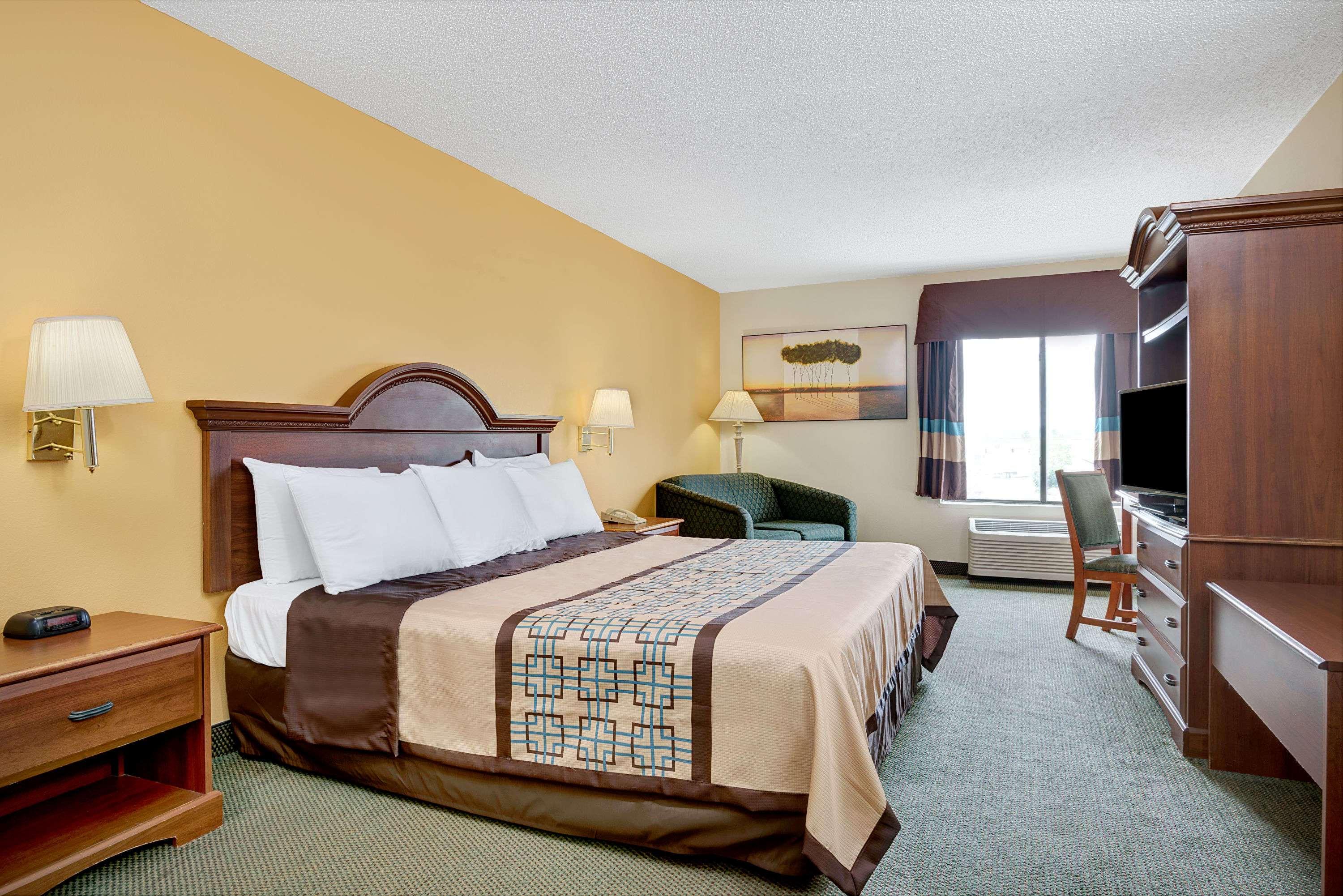 Days Inn Burlington East — photo 4