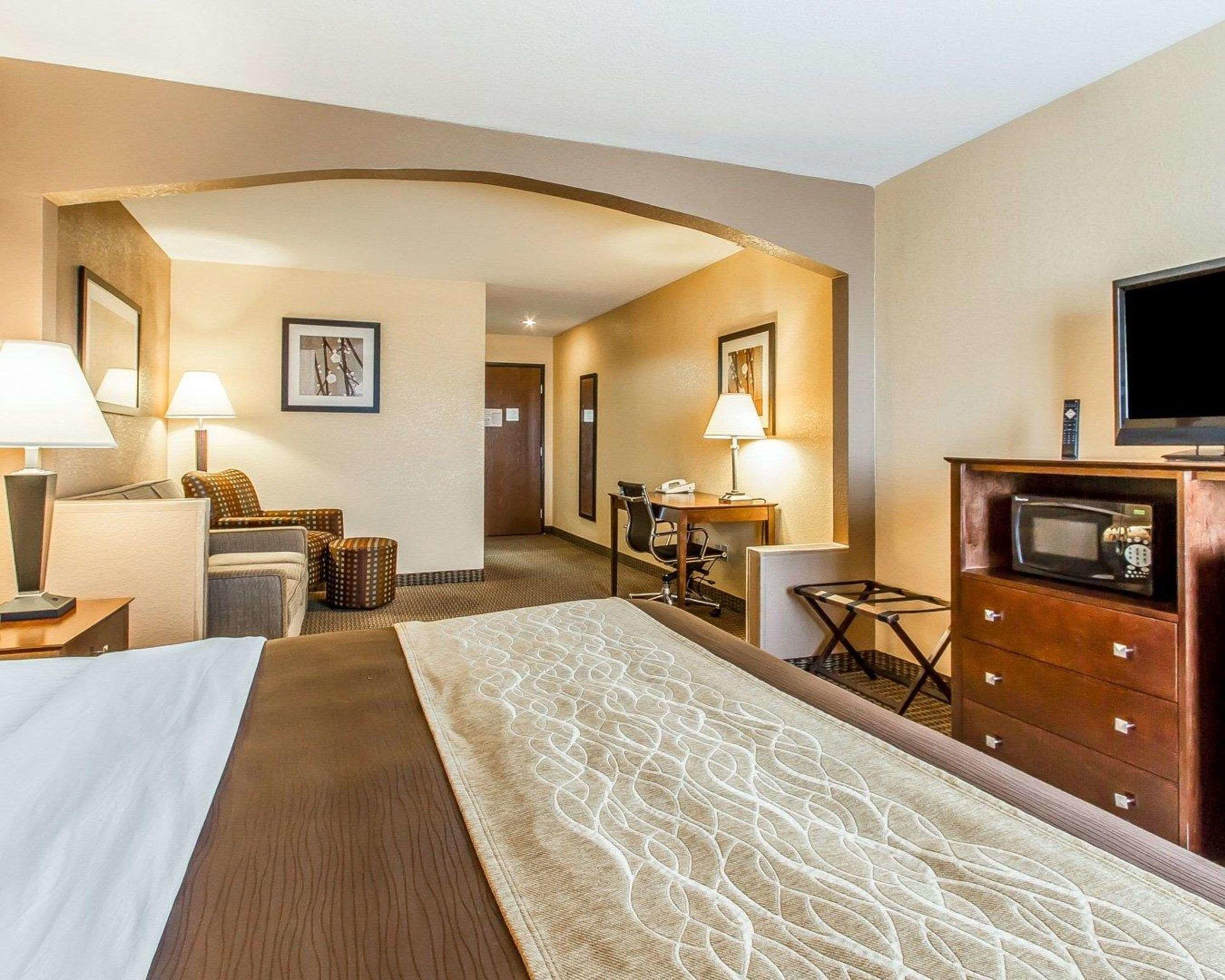 Comfort Inn & Suites — photo 4