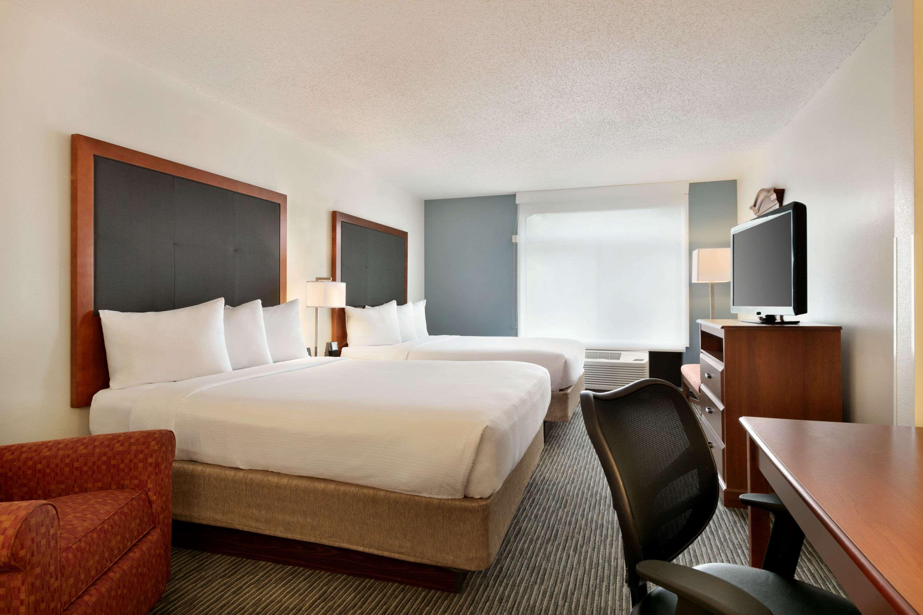 Wingate by Wyndham Vienna Parkersburg — photo 4