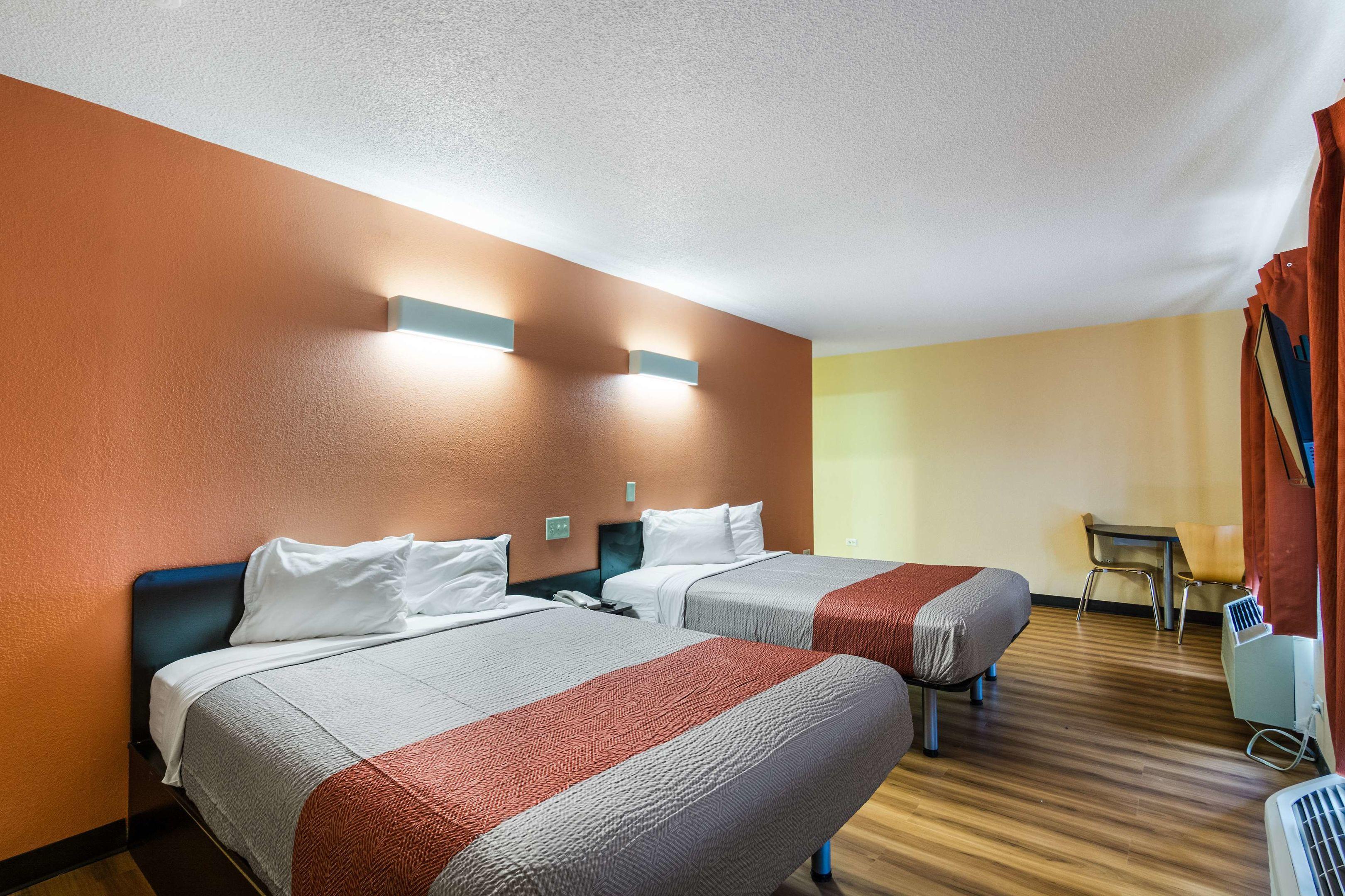 Motel 6 Libertyville — photo 5