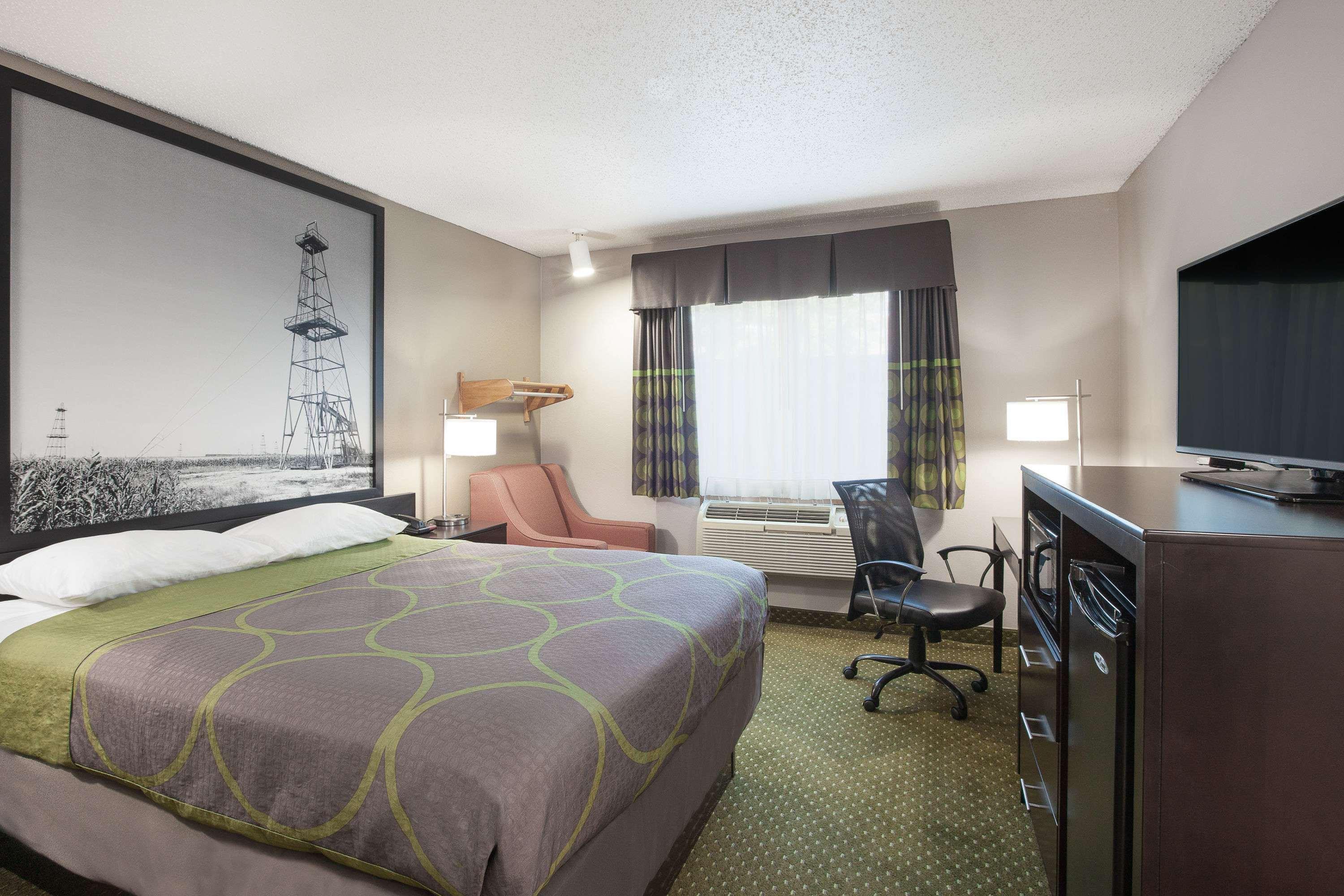 Super 8 by Wyndham Bedford DFW Airport West — photo 4