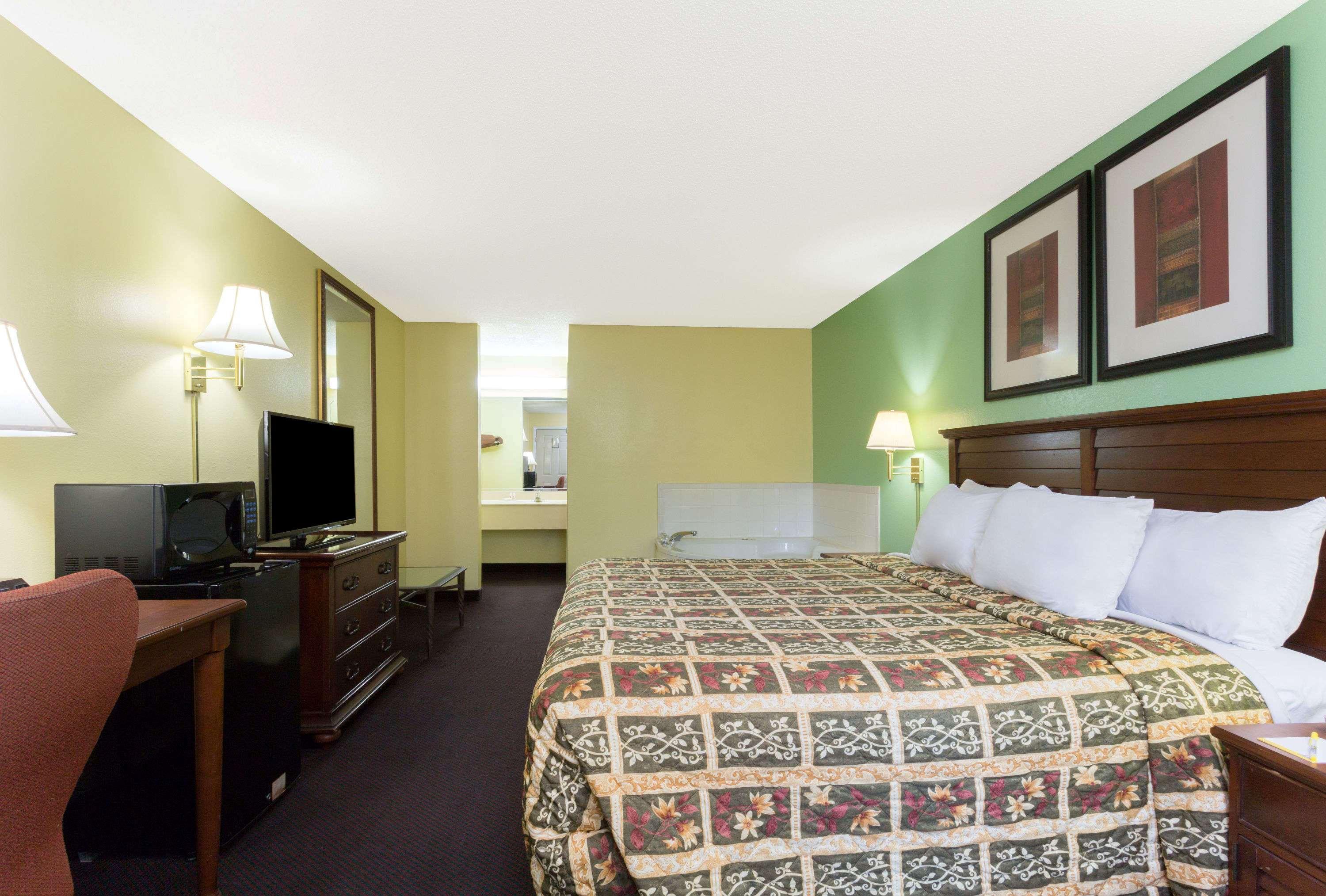 Days Inn Lamont/Monticello — photo 5