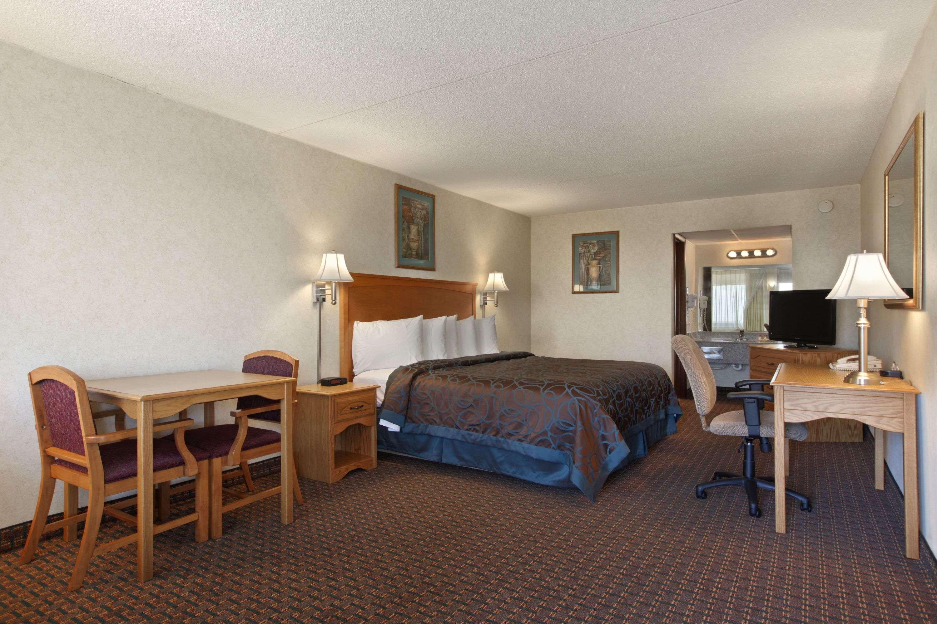 Days Inn by Wyndham Salina South — photo 3