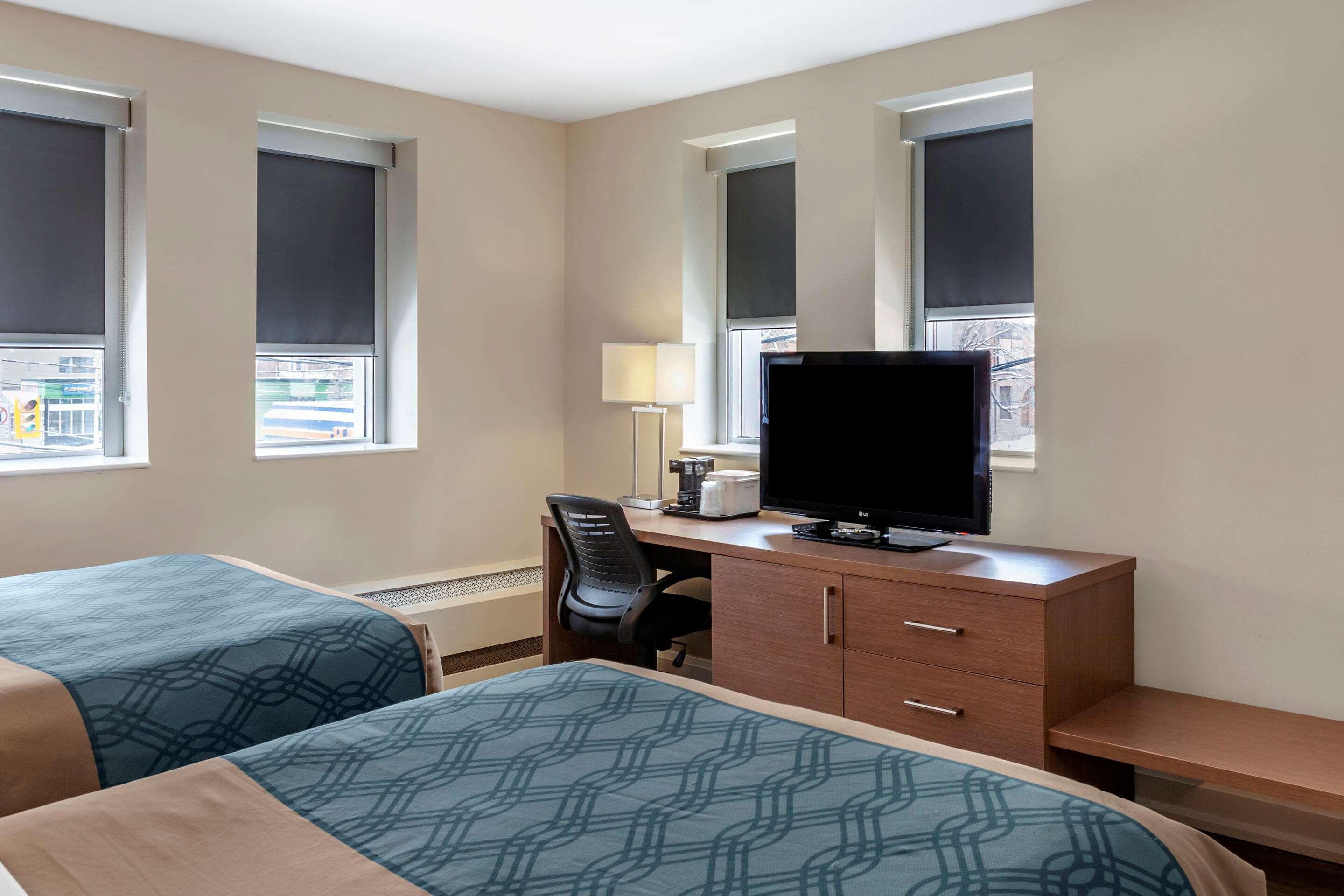 Econo Lodge Inn & Suites Downtown — photo 4