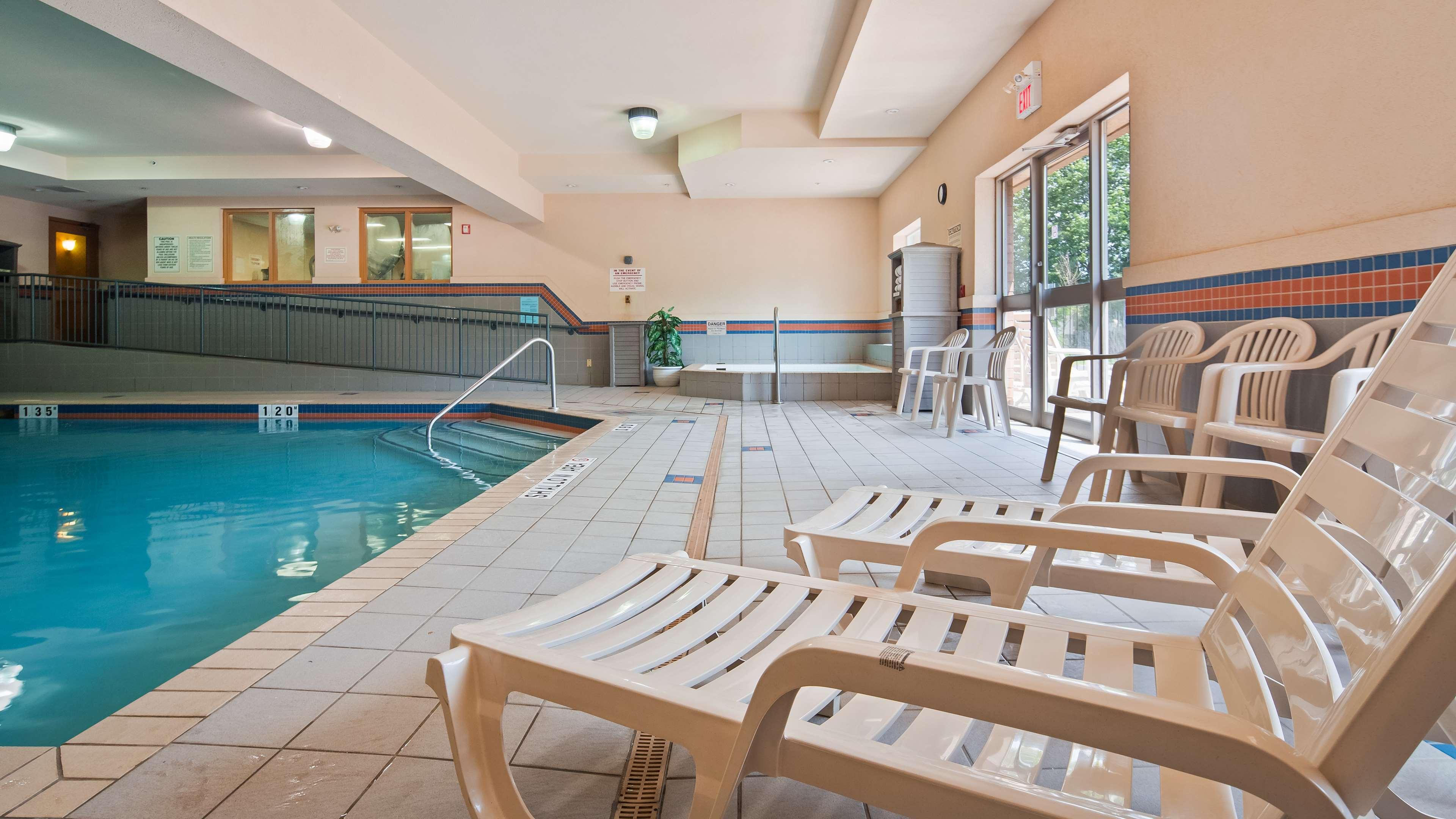 Best Western Plus Burlington Inn & Suites — photo 4