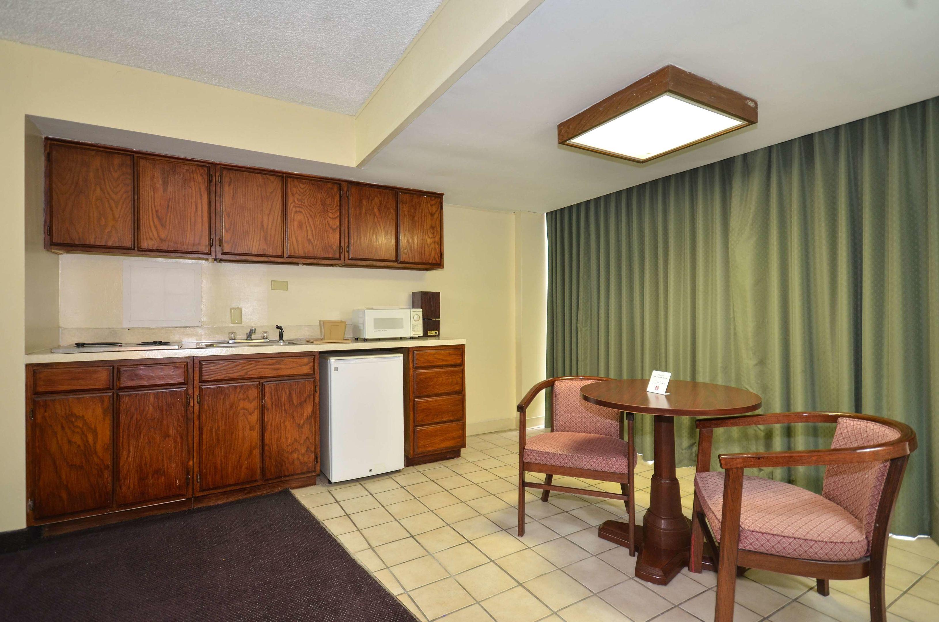 Days Inn Southern Hills/ORU — photo 4