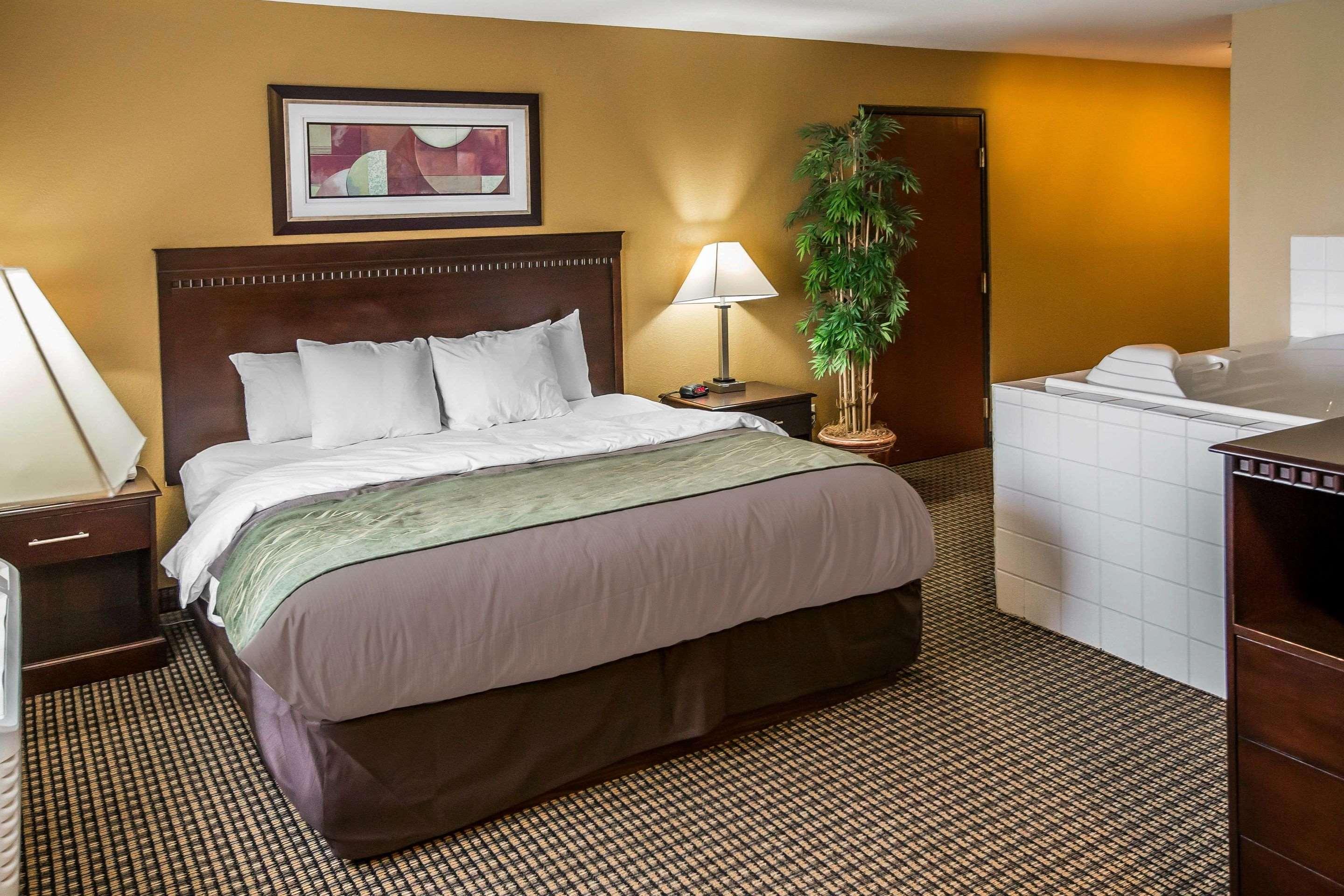 Econo Lodge Inn & Suites — photo 4