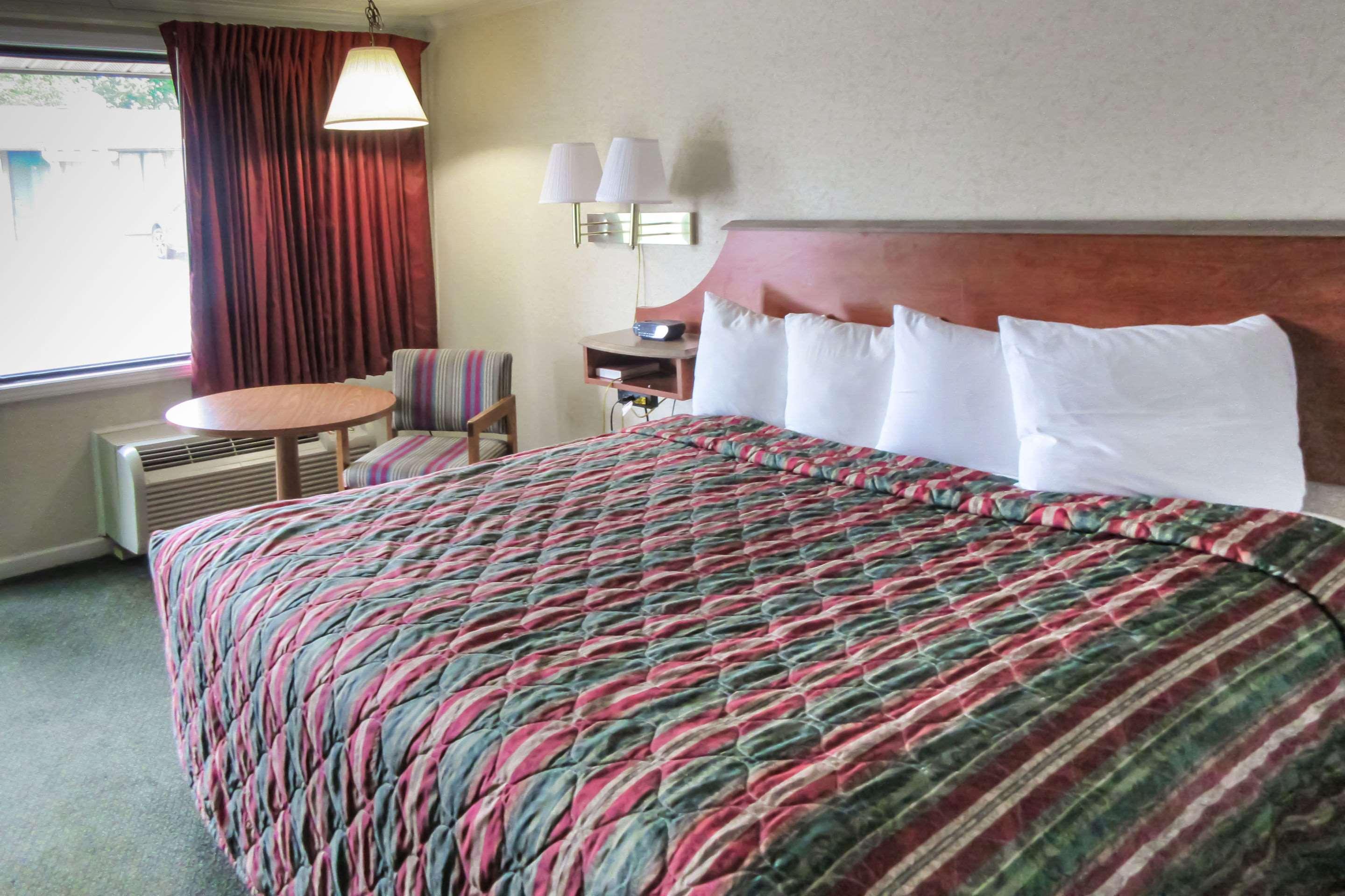 Rodeway Inn & Suites — photo 5