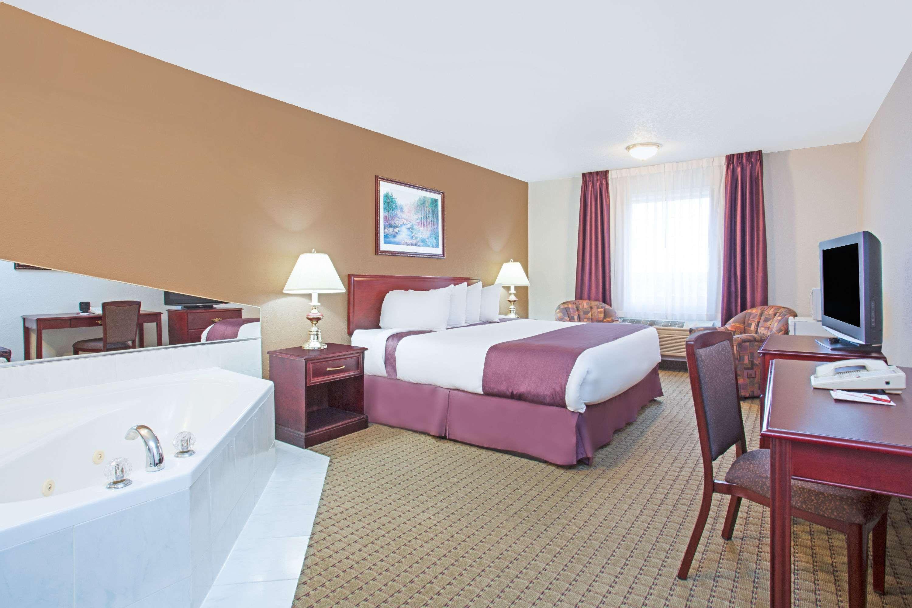Ramada Red Deer Hotel & Suites — photo 5