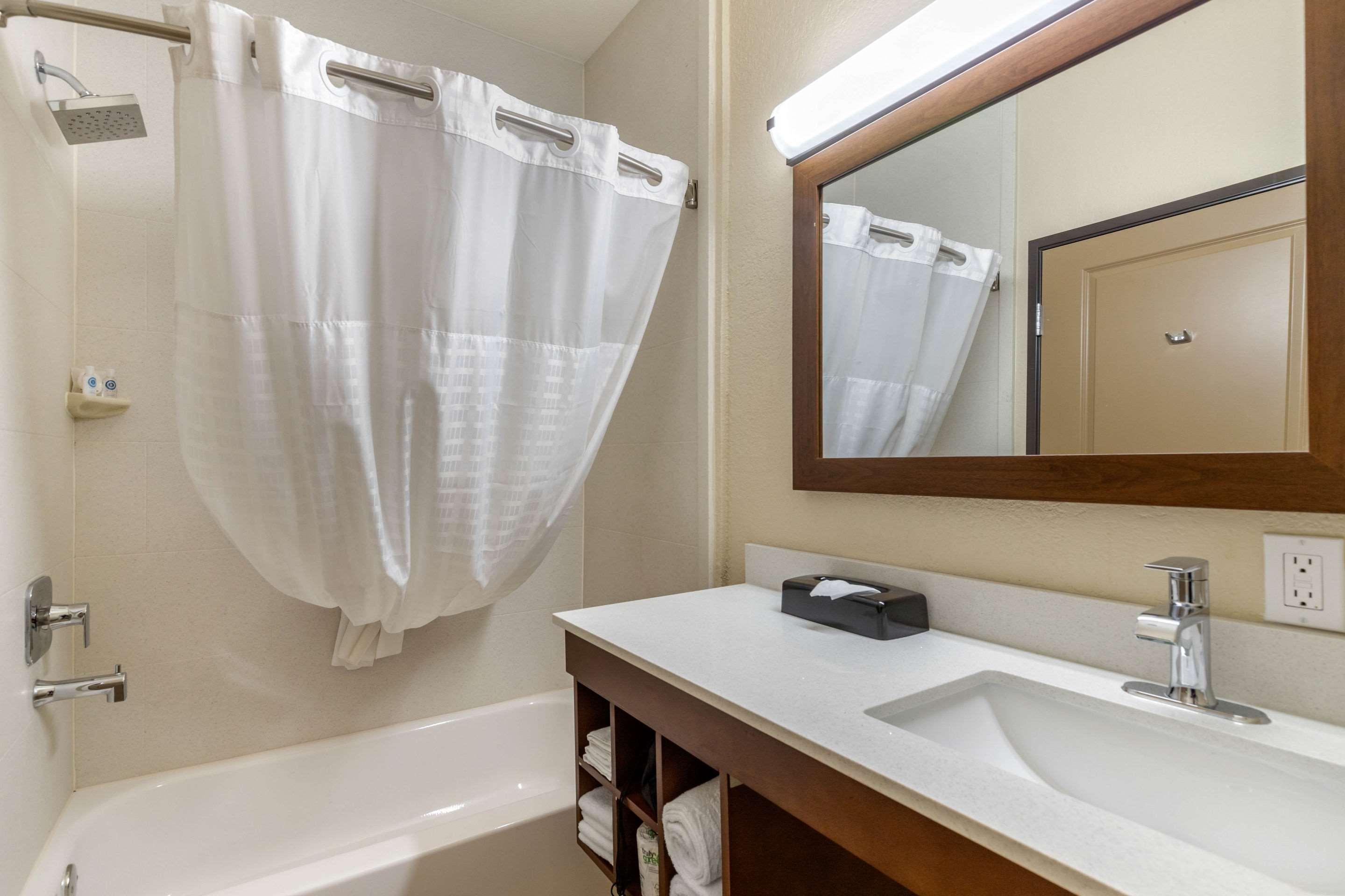 Comfort Suites Airport North — photo 5