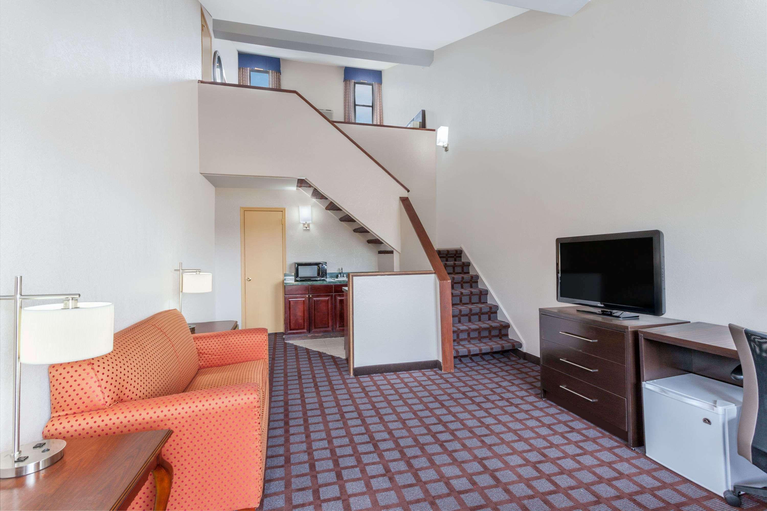 Days Inn Woodbury Long Island — photo 3