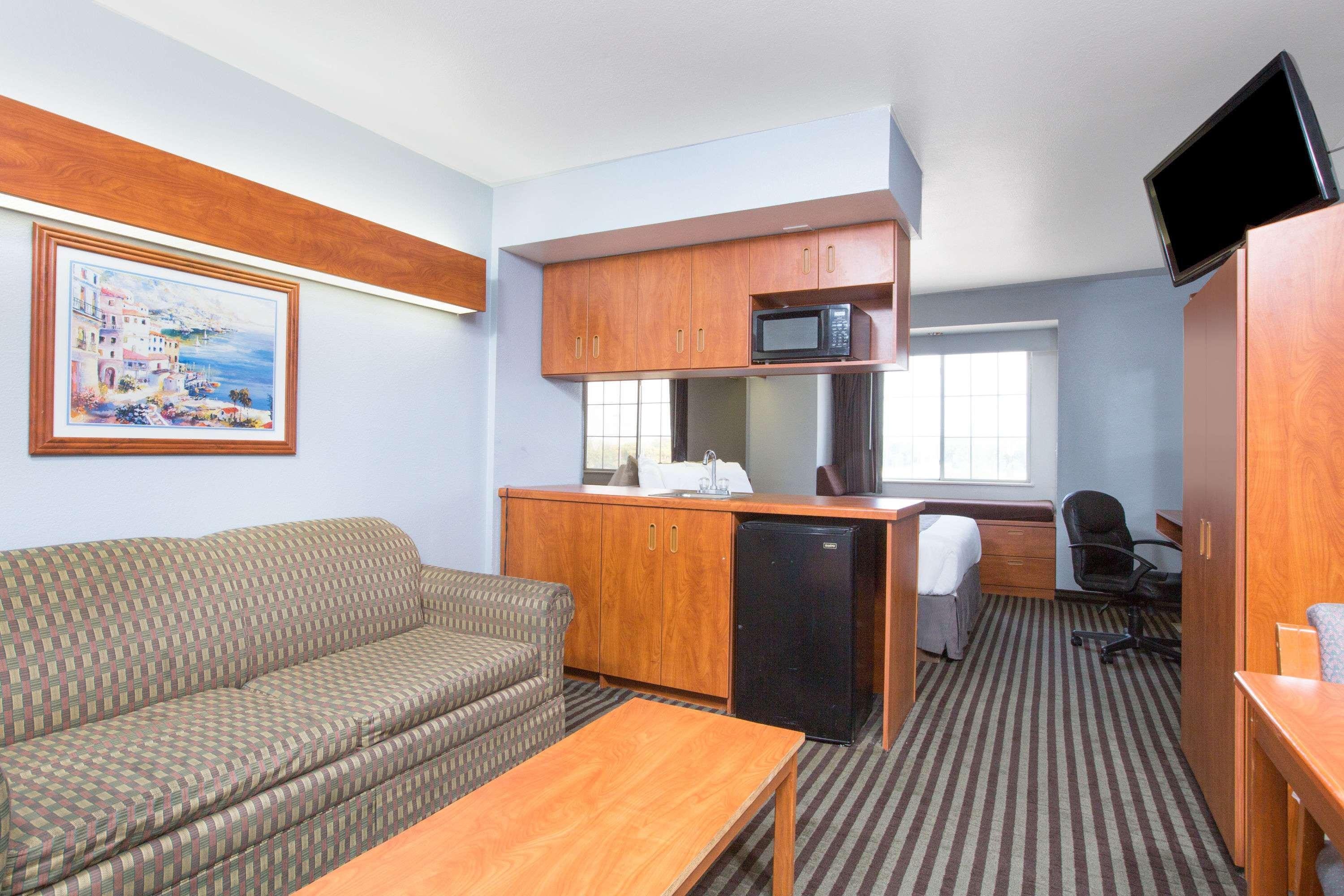 Microtel Inn & Suites by Wyndham Garland/Dallas — photo 3