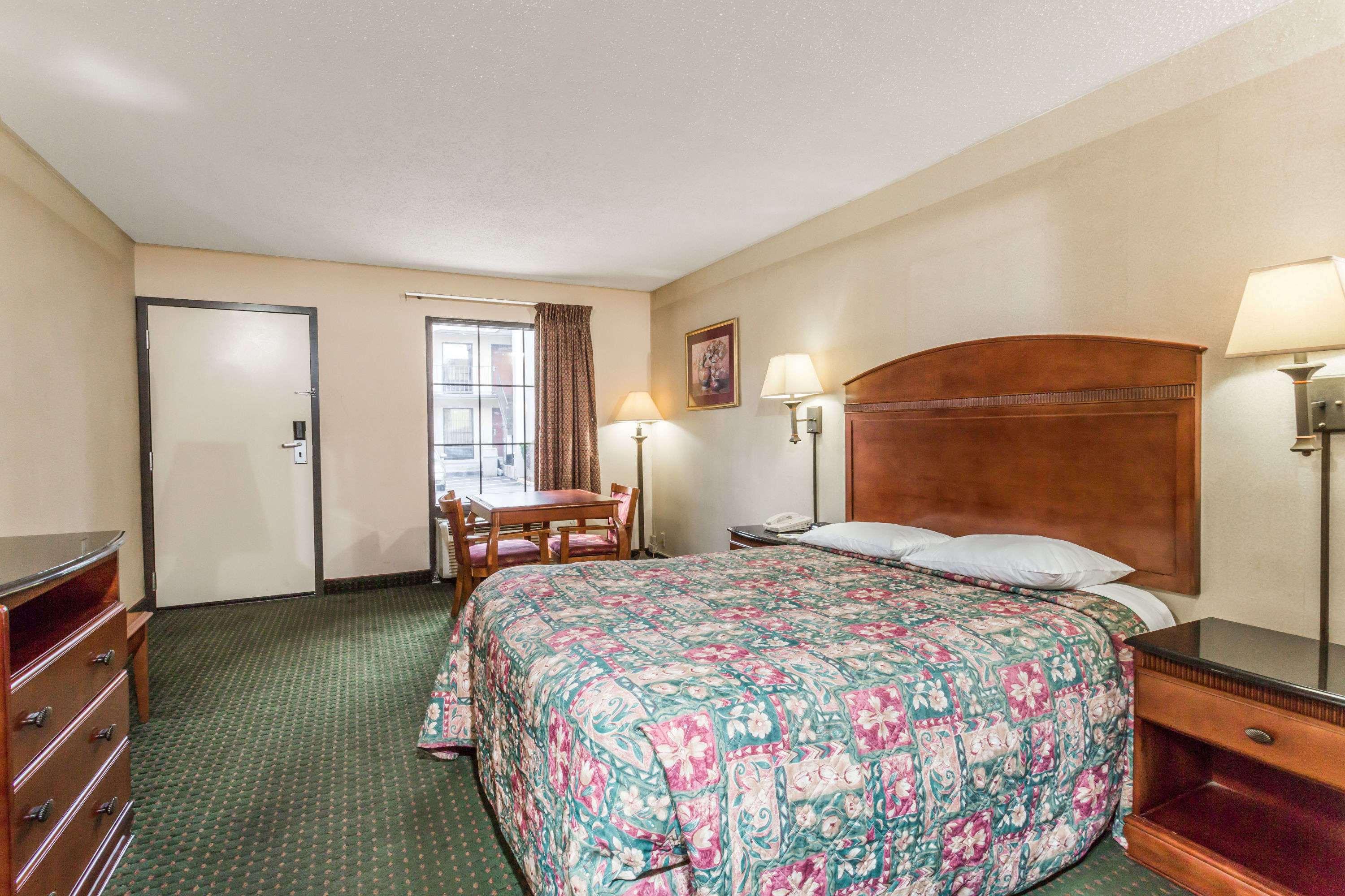 Days Inn Camp Springs — photo 5