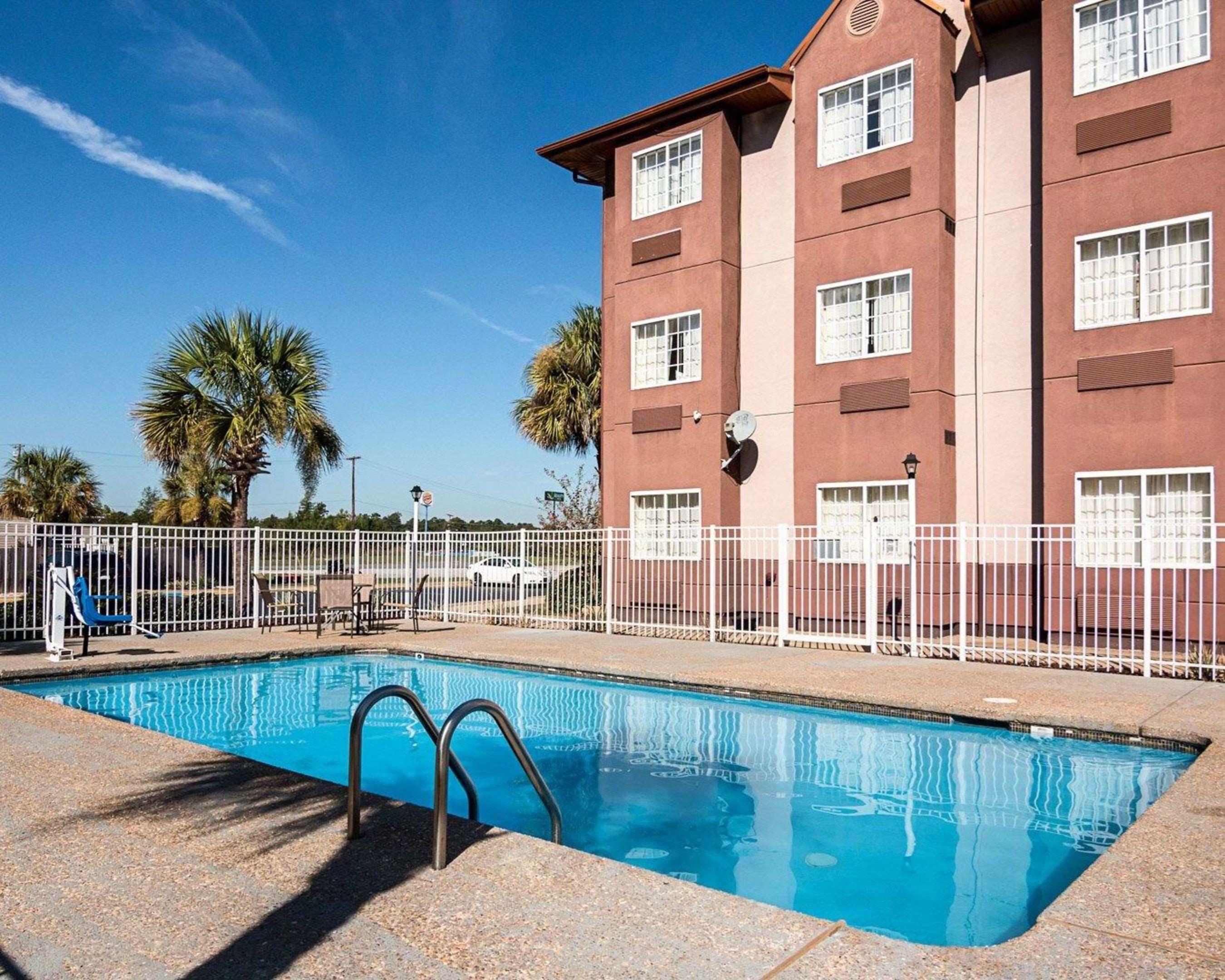 Econo Lodge Inn & Suites — photo 5