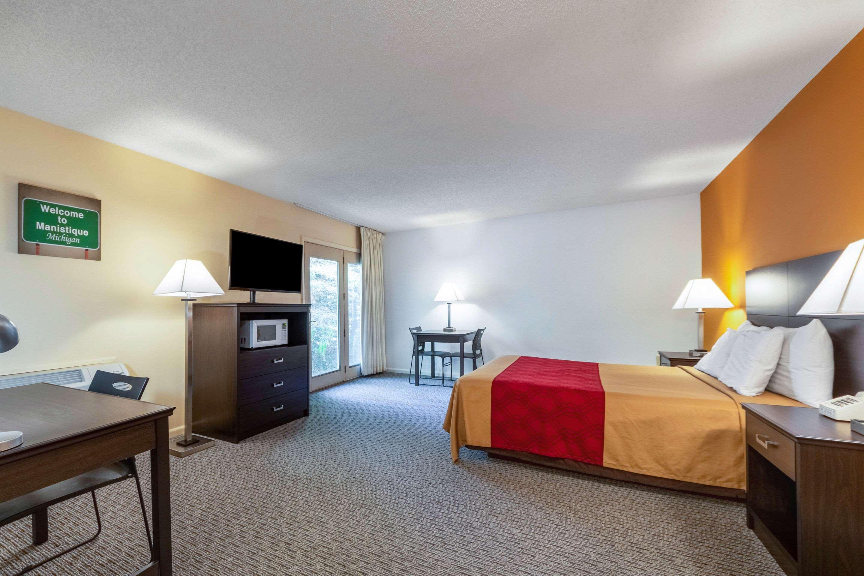 Econo Lodge Lakeshore — photo 4