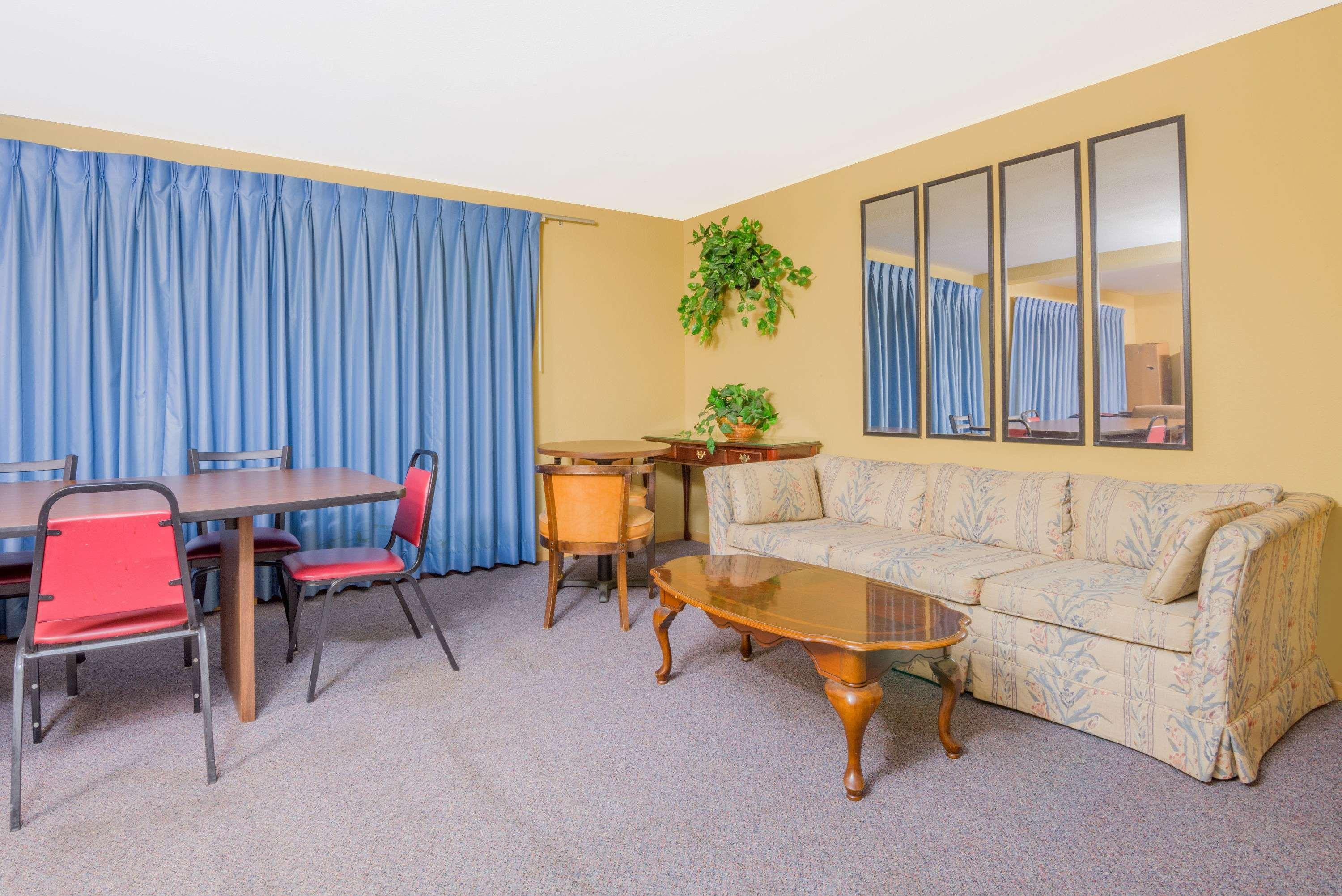 Super 8 by Wyndham Shelbyville — photo 3