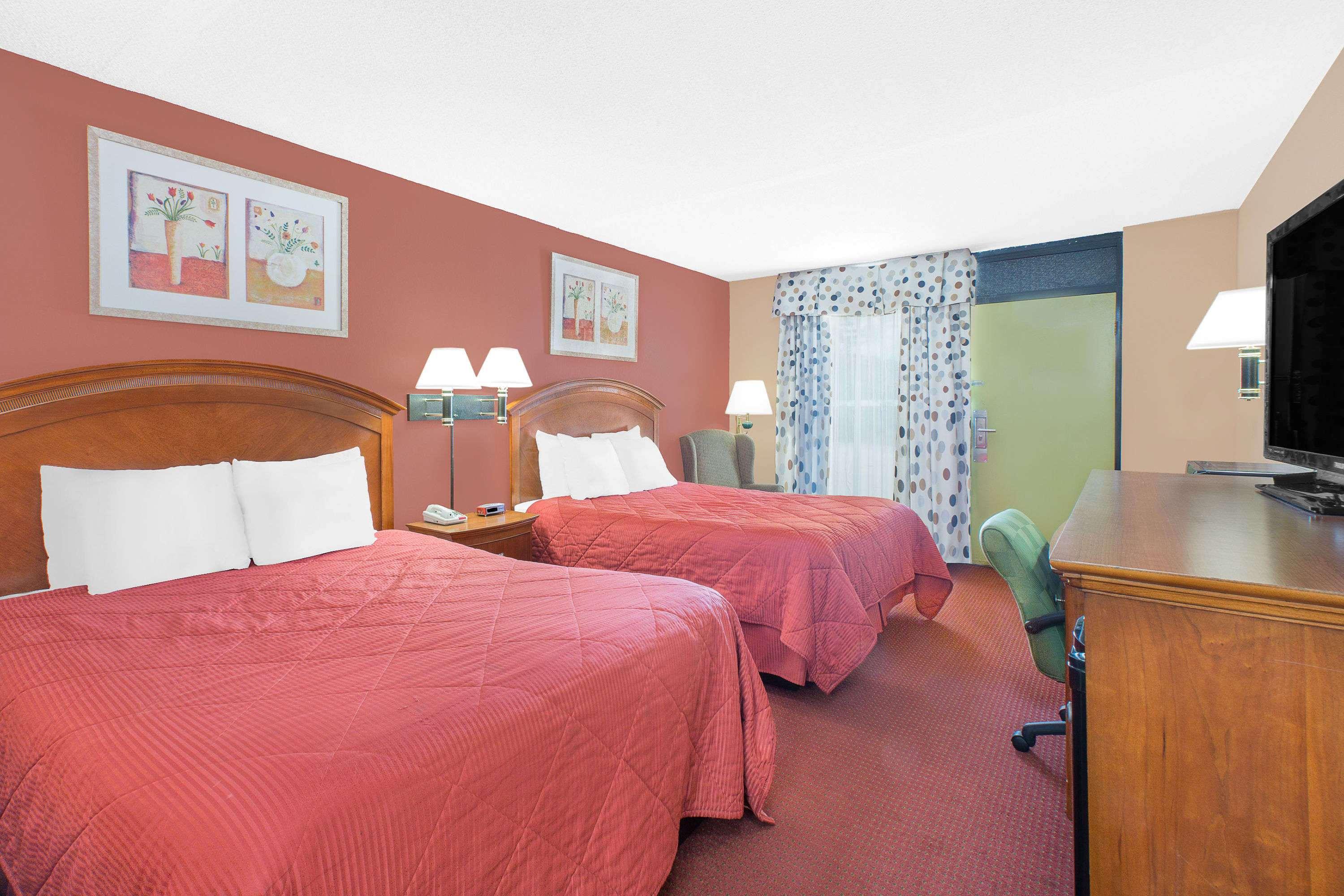 Super 8 by Wyndham Marion NC — photo 4