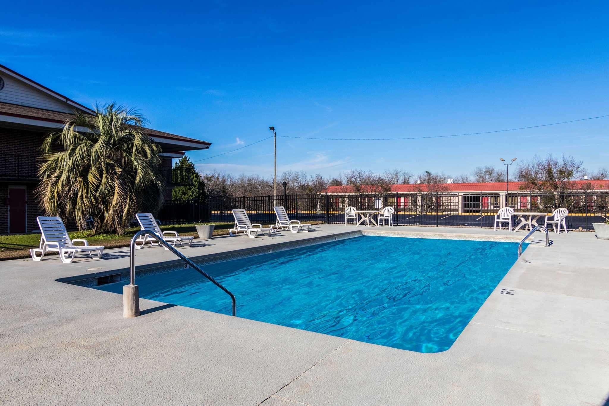Econo Lodge Inn & Suites Conference Center — photo 4