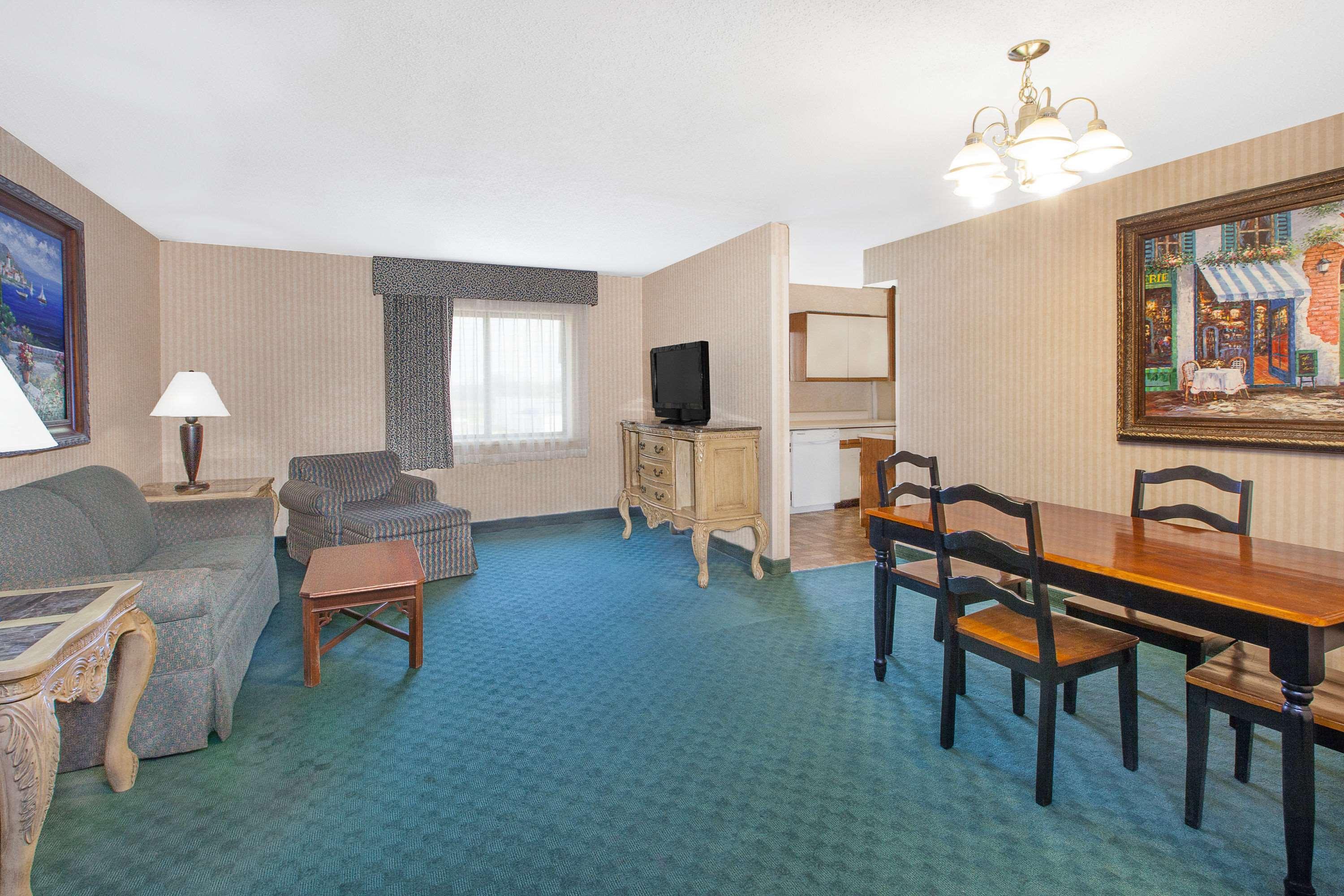 Baymont Inn & Suites Flint — photo 4