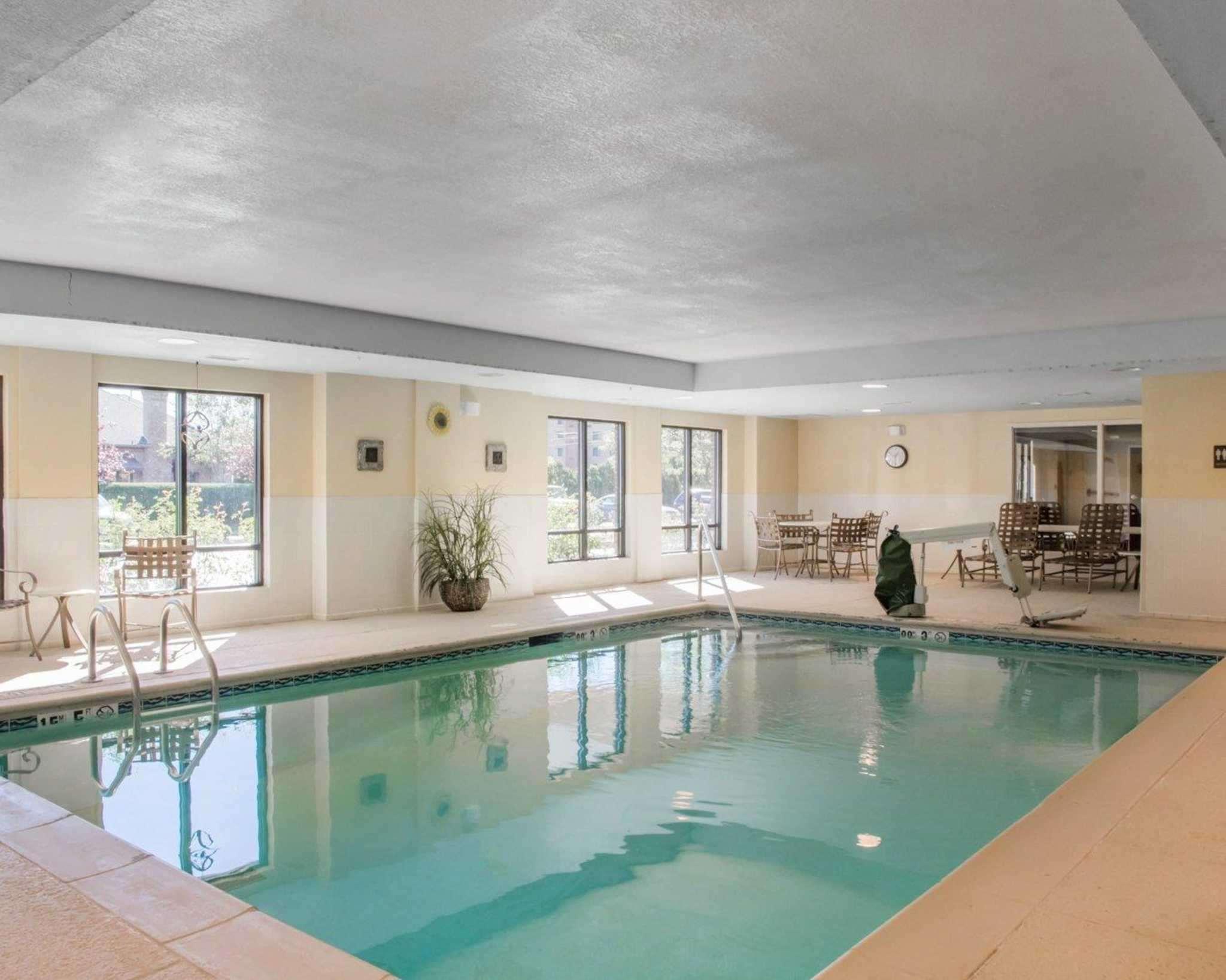Comfort Inn & Suites — photo 4
