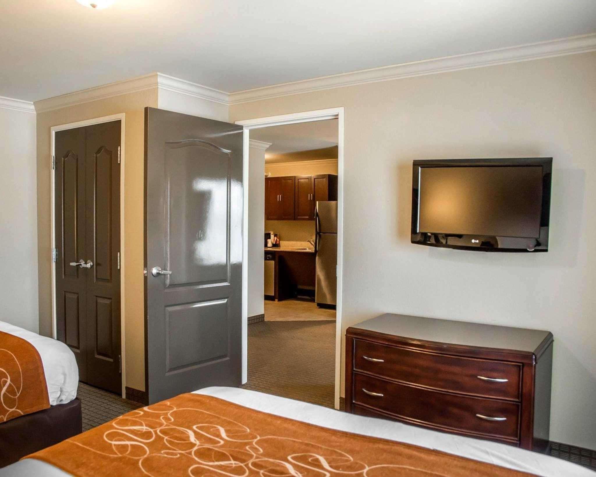 Comfort Suites — photo 4