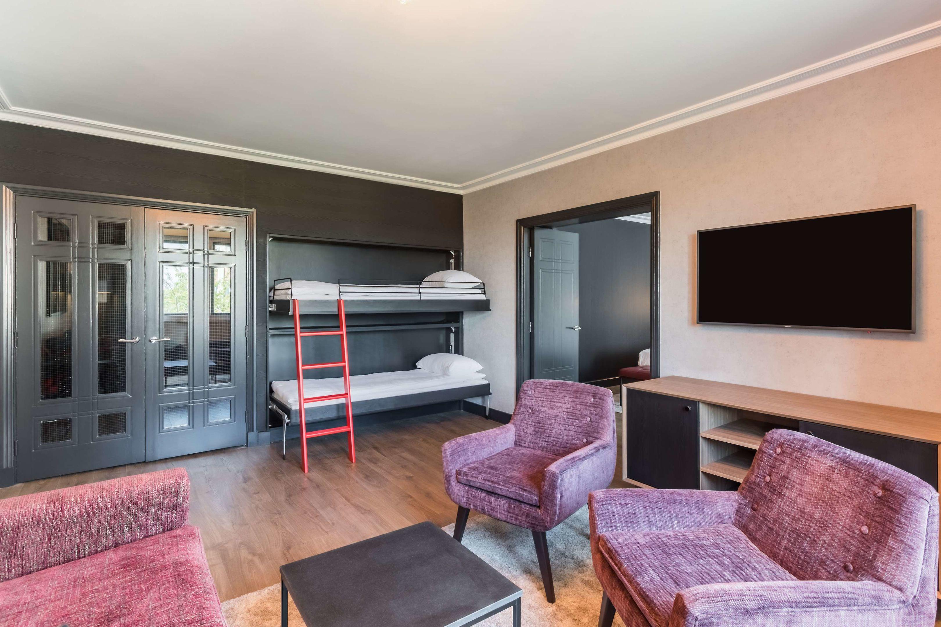Radisson RED Hotel London Heathrow — photo 5