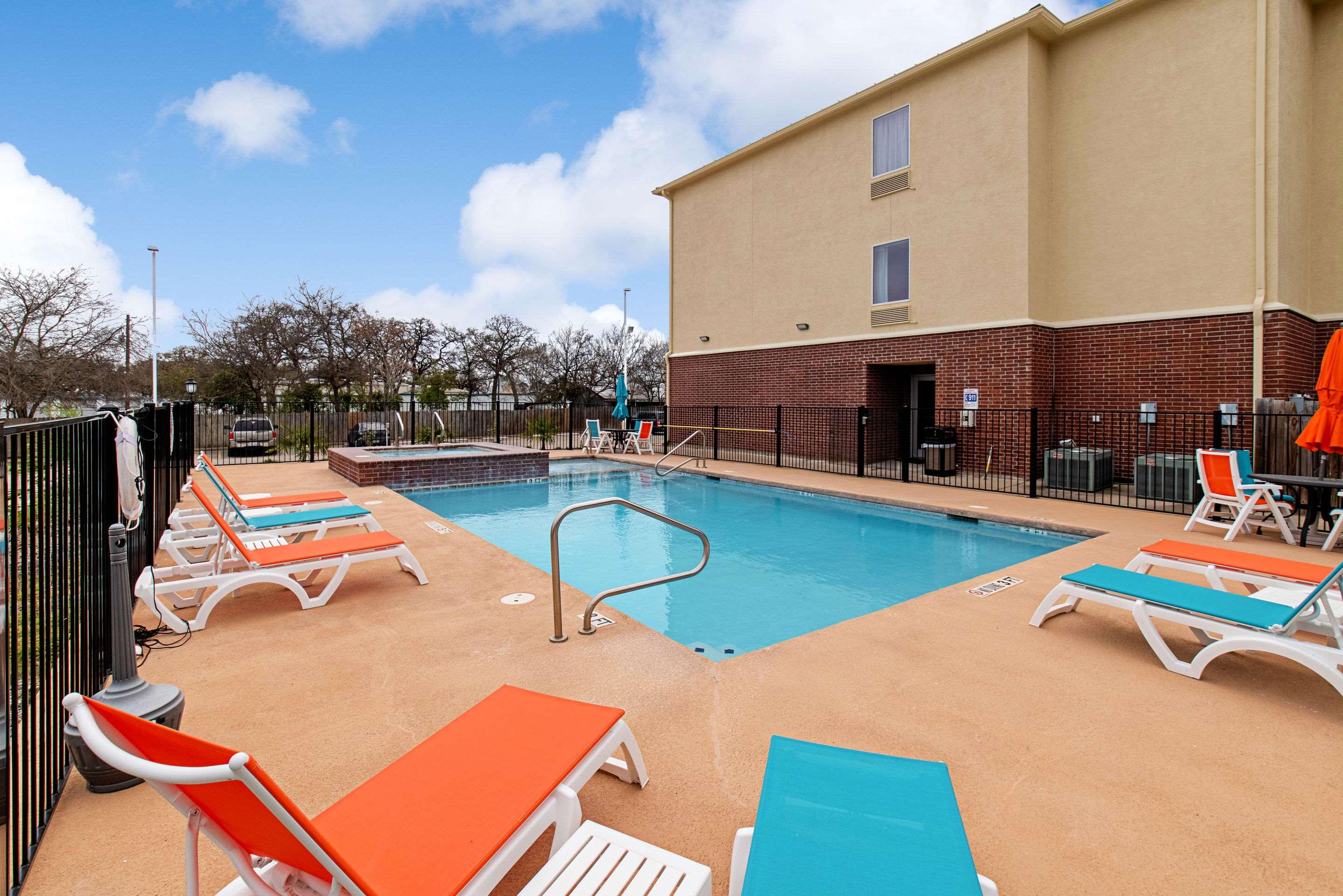 Comfort Inn & Suites — photo 4