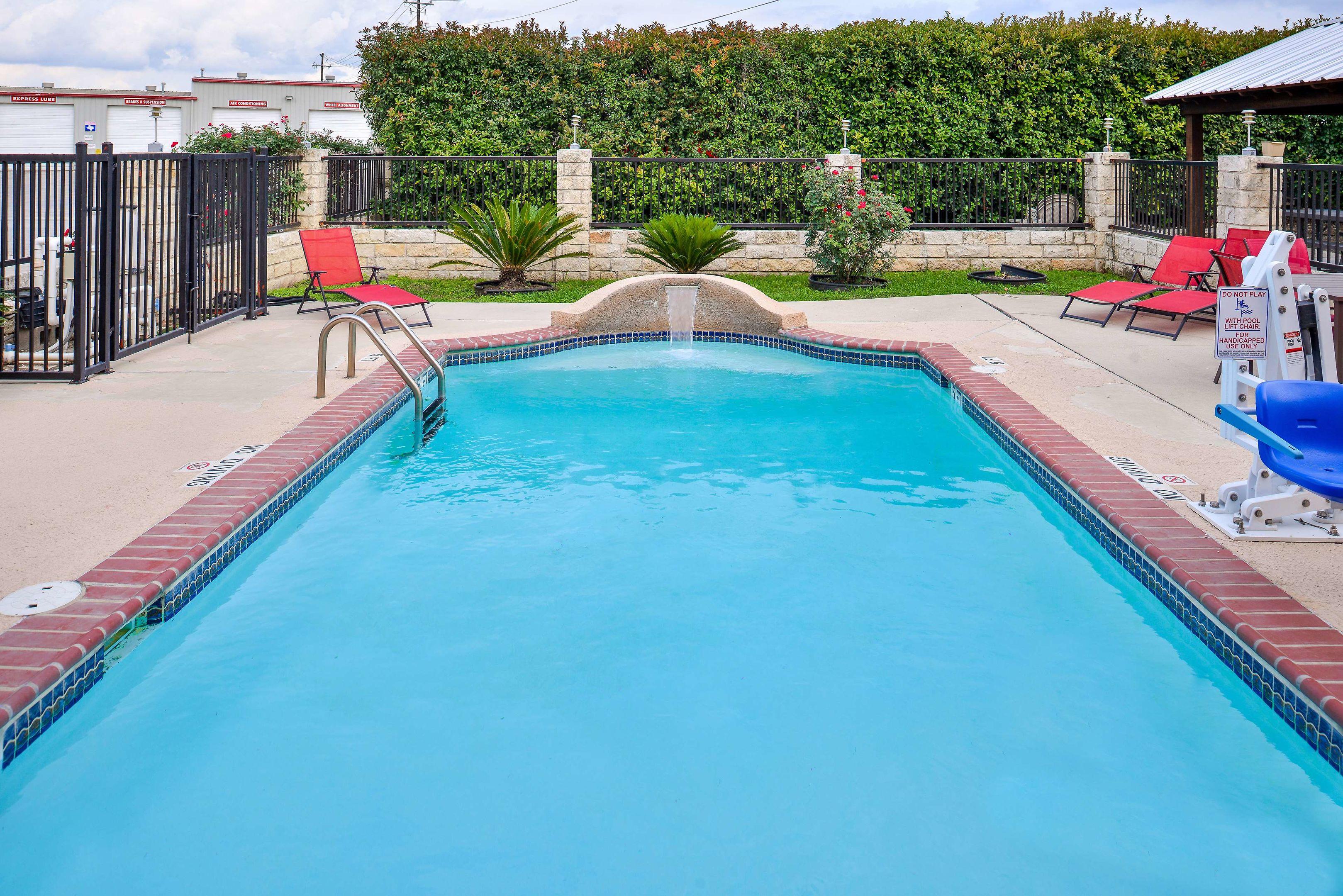 Americas Best Value Inn Buda — photo 4