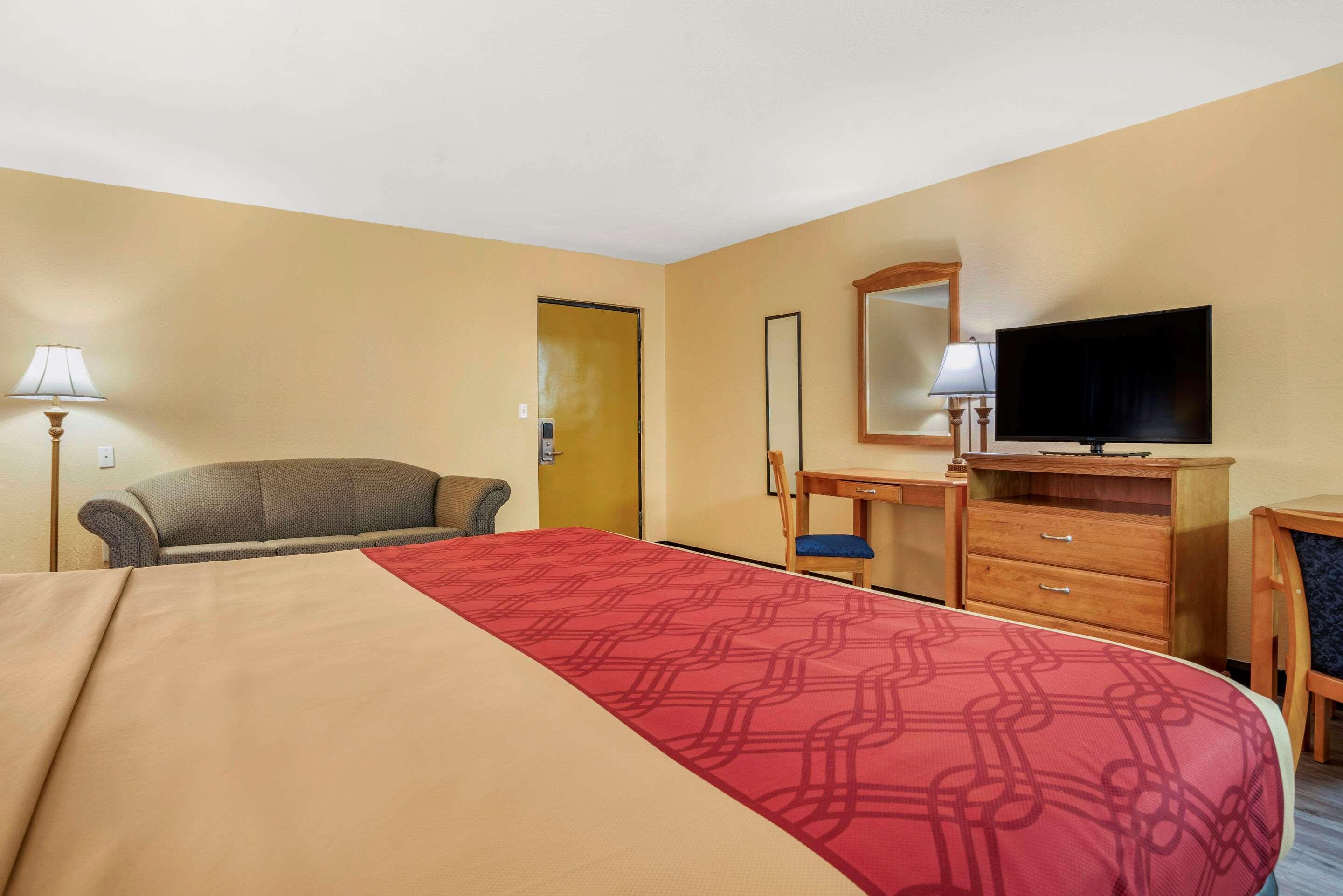Econo Lodge Inn & Suites — photo 5
