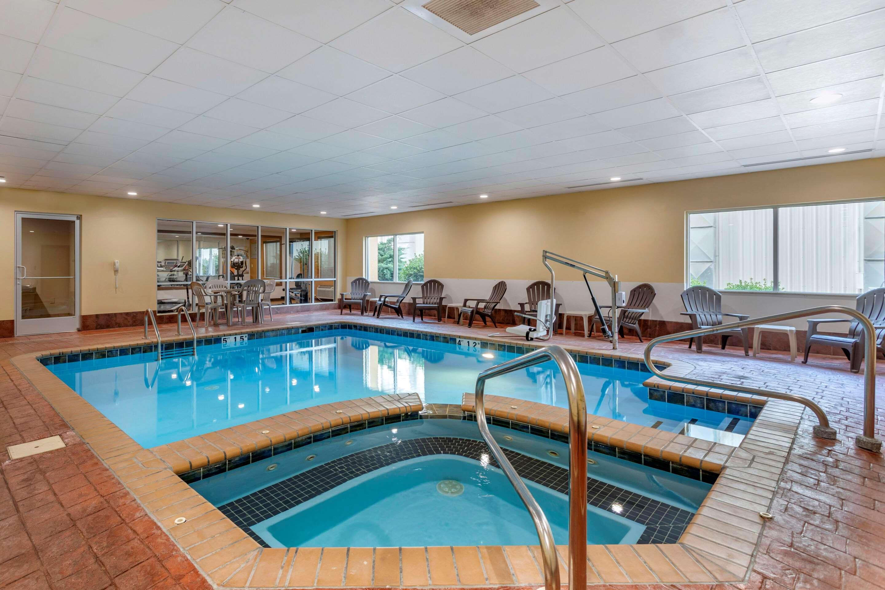 Comfort Suites — photo 4